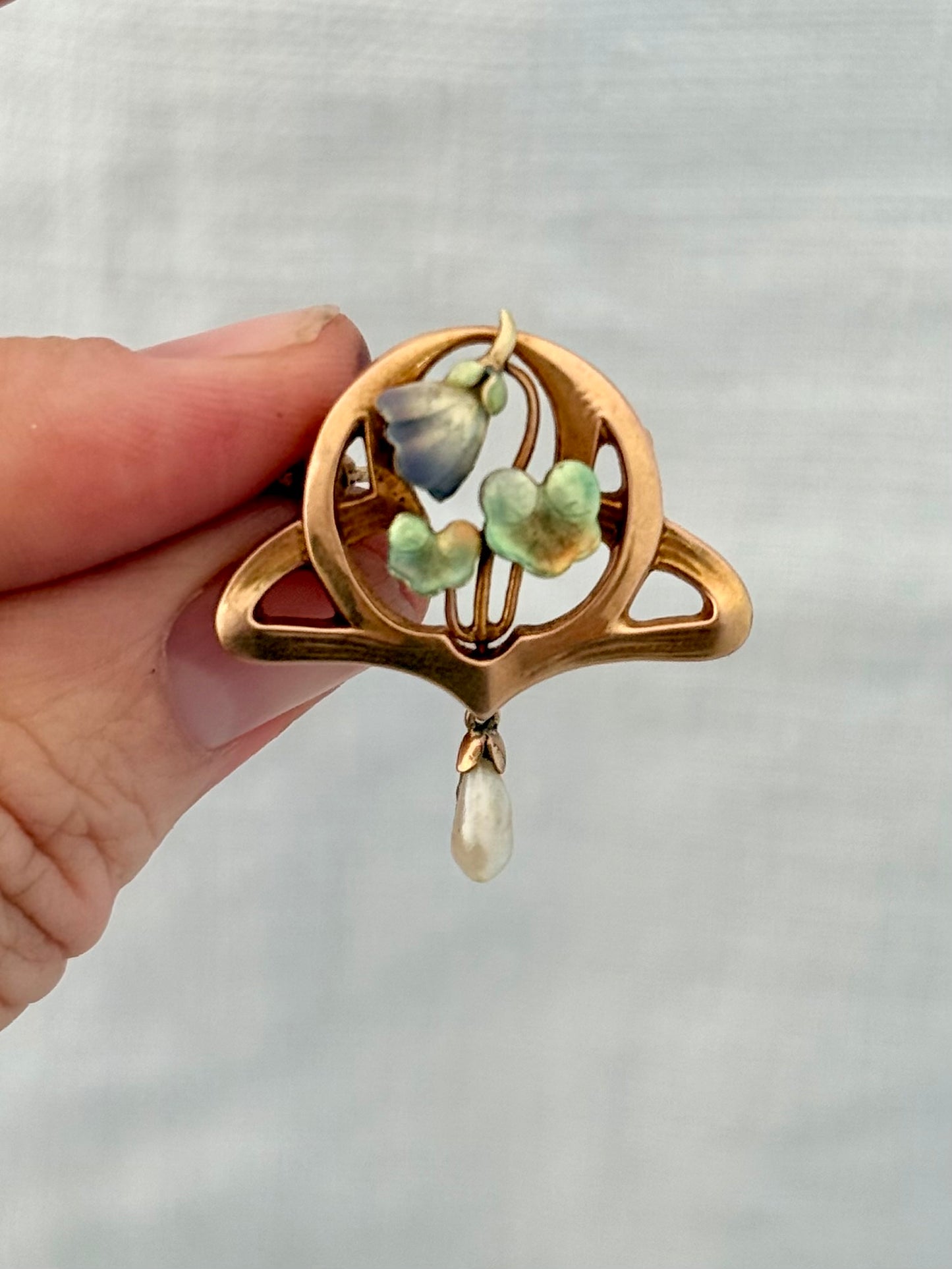 .15ct .1890s .1900s .625 gold Art Nouveau fine art fine gold enamel and pearl water lily lily pad brooch pin