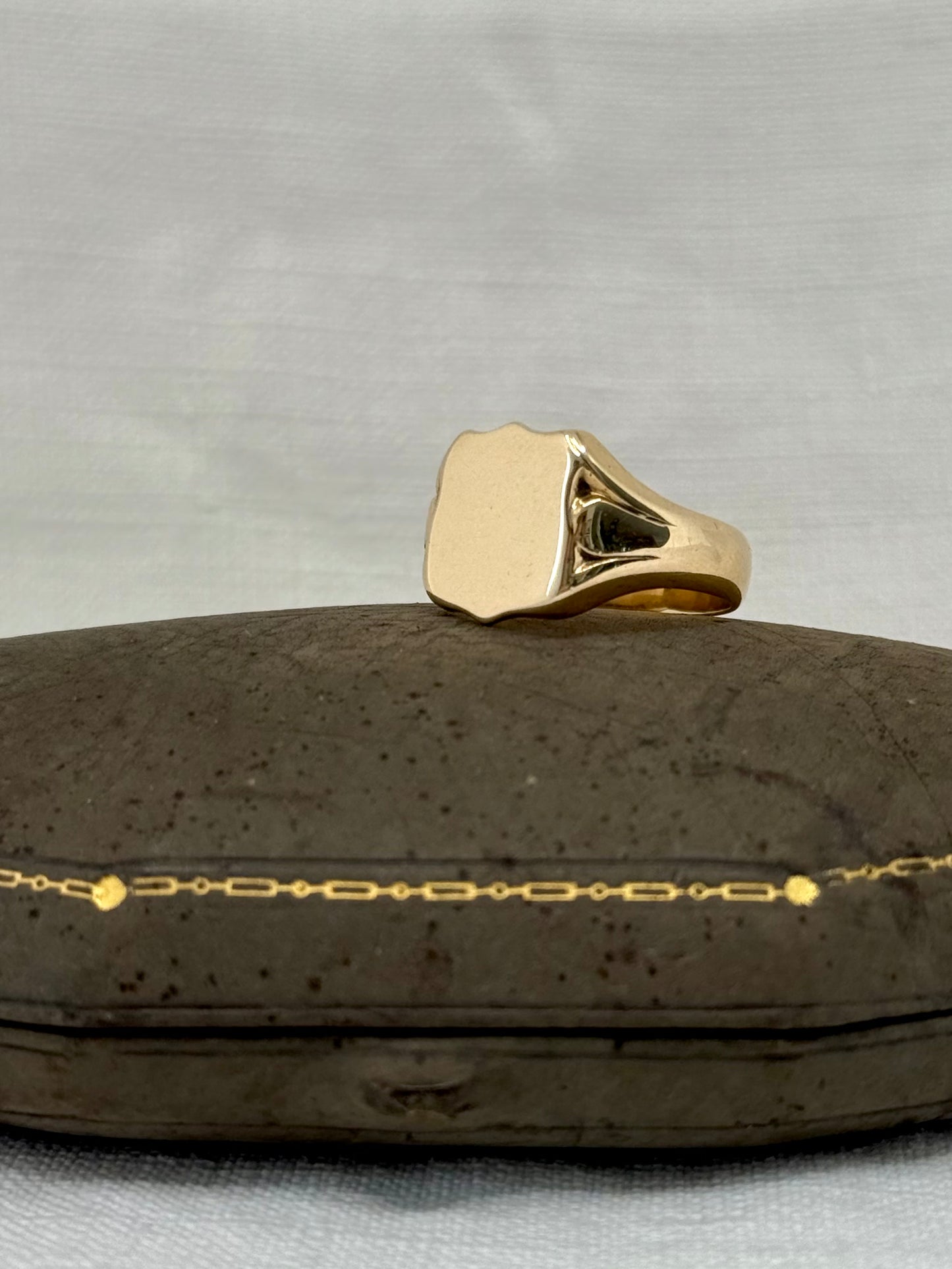 .1970 .375 .9ct solid yellow gold South African Signet Seal Crest Gold Shield ring