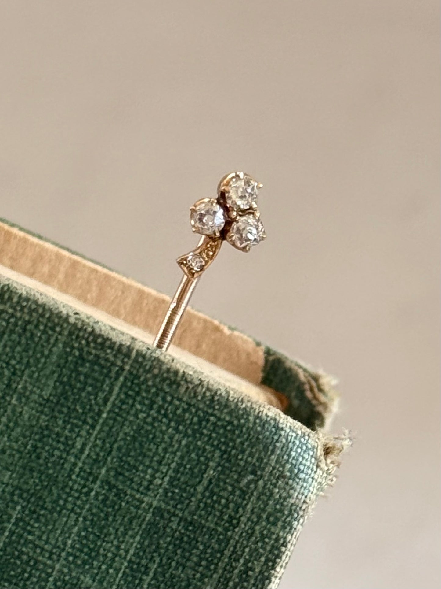 .14ct .1900s .1910s .3 leaf clover .4 diamond antique treasured hope faith love gold lapel stick pin