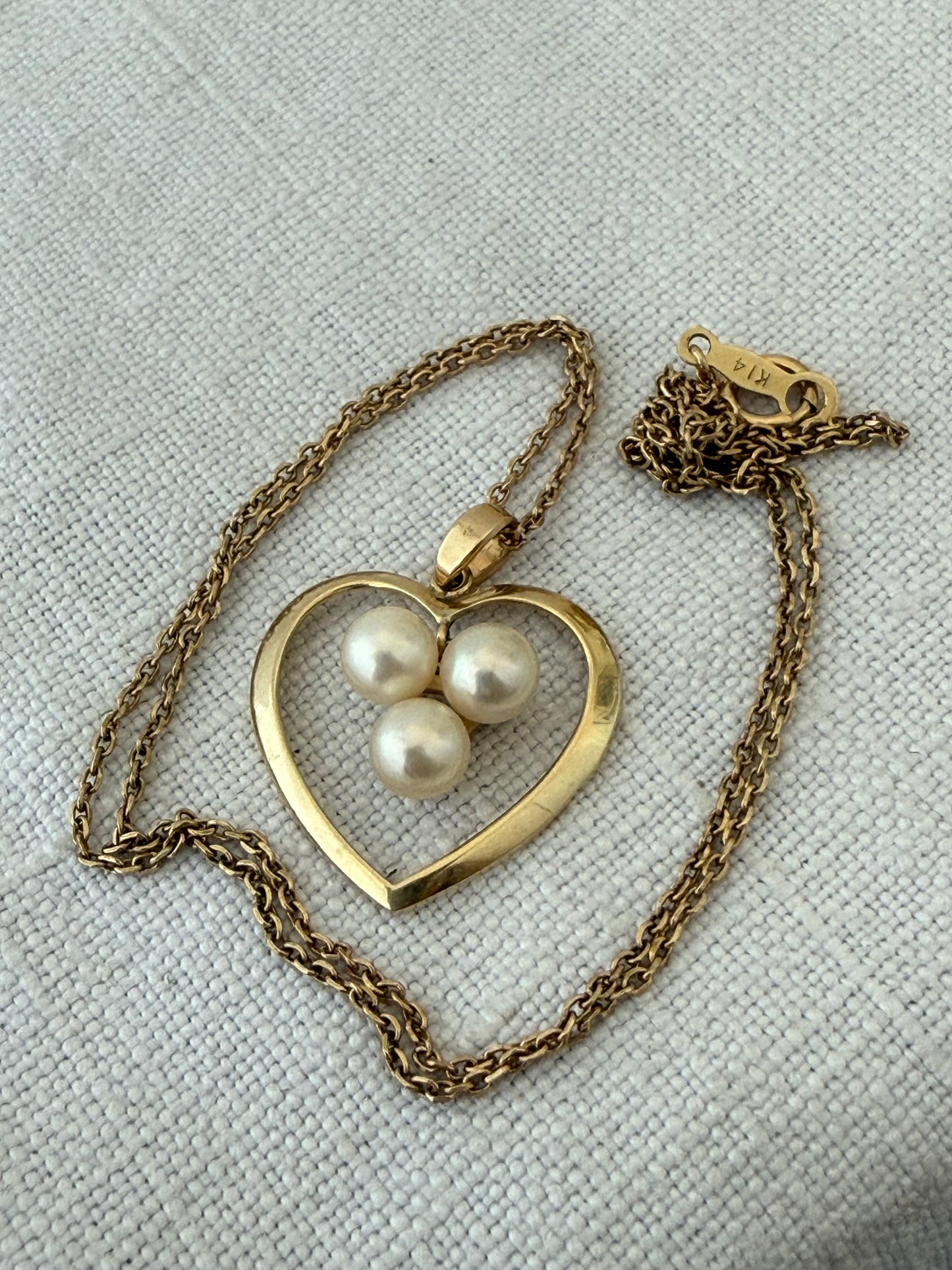 .14ct .585 gold MIKIMOTO designer marine cultured pearl collectors Mikimoto 14k gold and 3 Akoya white pearls heart pendant and chain necklace