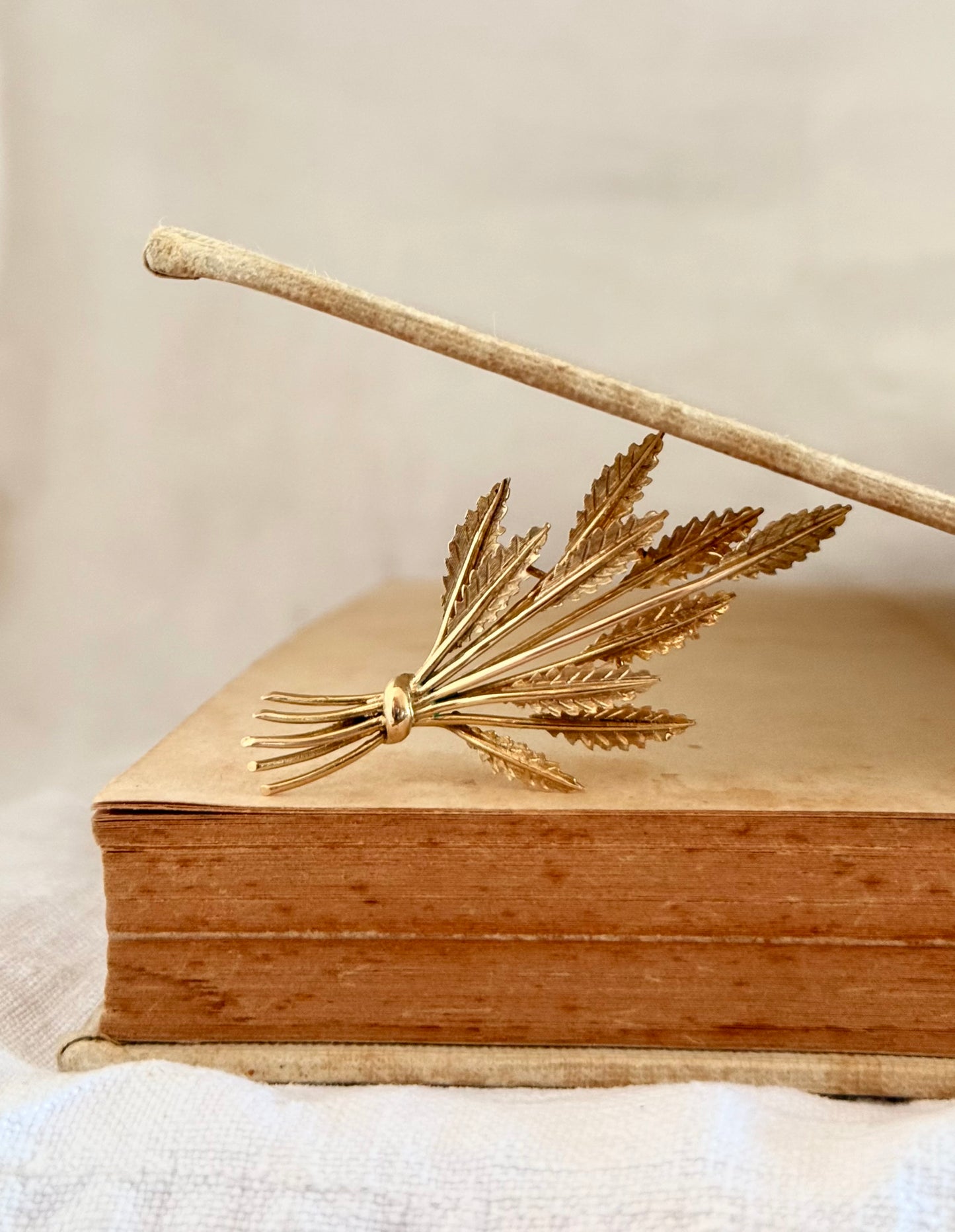 .1950s .375 .9ct yellow gold Grecian Hellenistic luxury gold leaf bouquet brooch Mid Century Modern lapel pin