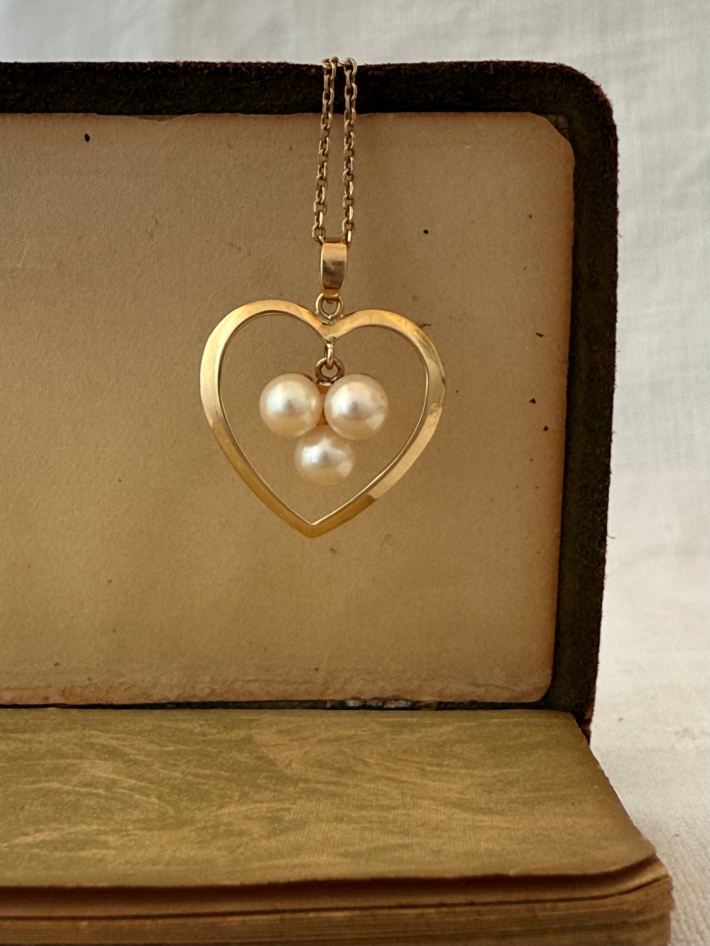 .14ct .585 gold MIKIMOTO designer marine cultured pearl collectors Mikimoto 14k gold and 3 Akoya white pearls heart pendant and chain necklace