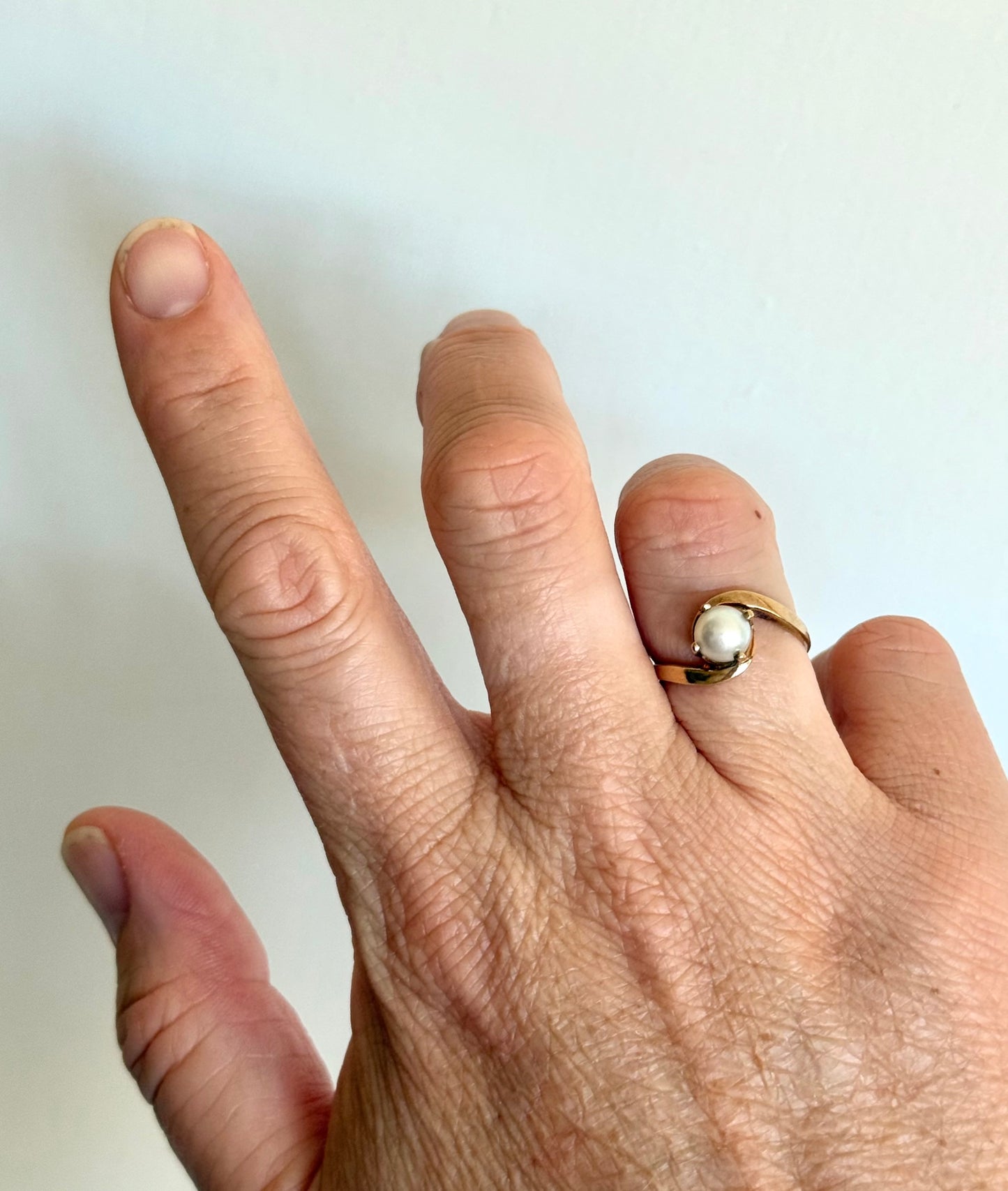 .10ct .1970s Akoya white pearl 10k yellow gold pearl bypass commitment token ring