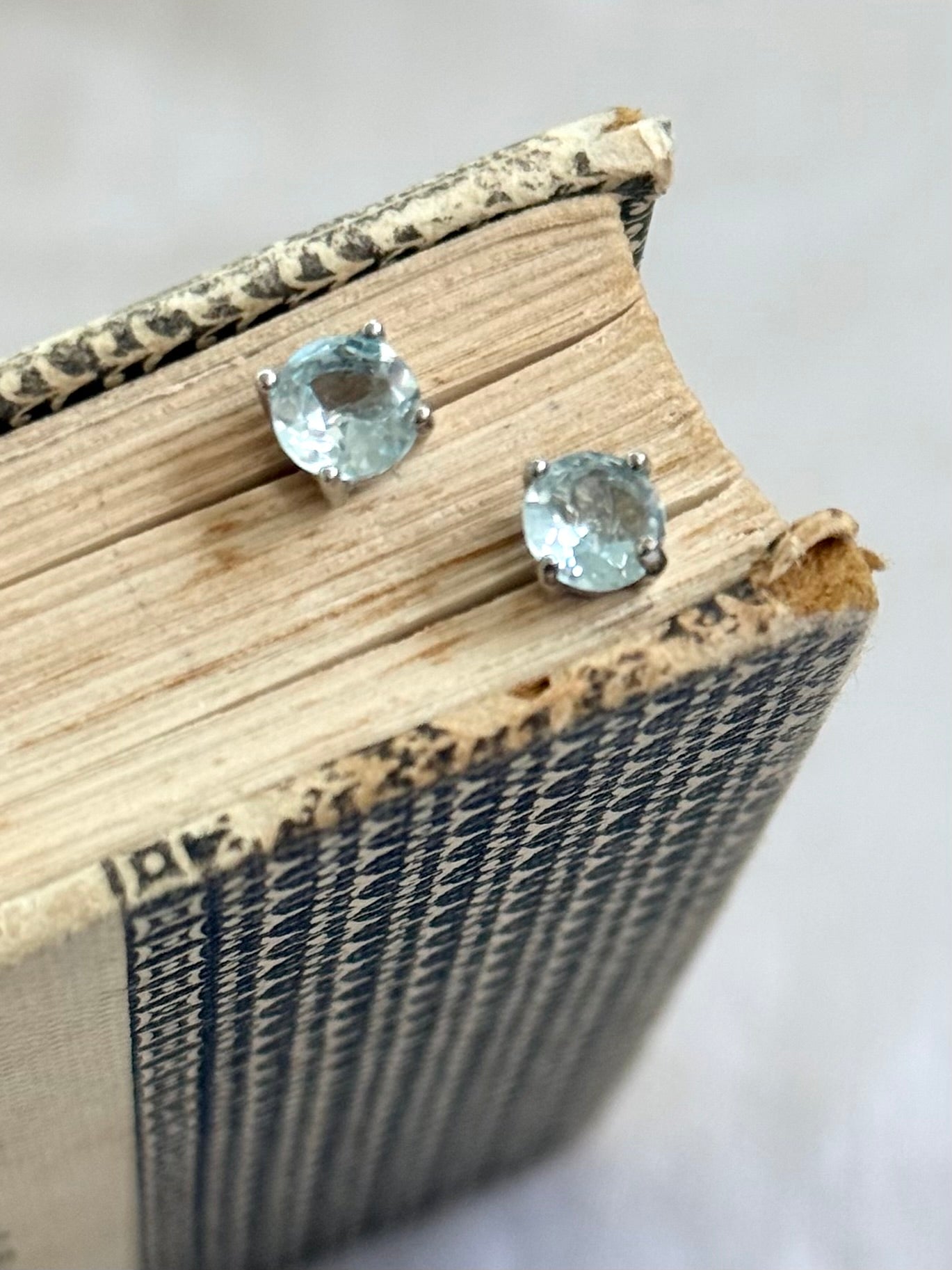 .4 claw .6mm blue Topaz .925 sterling silver stud earrings