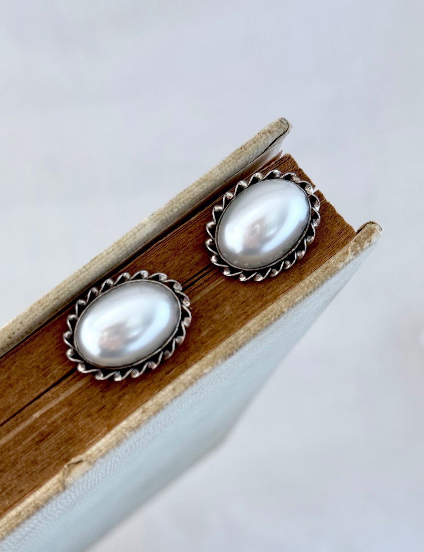 .925 .1990s sterling silver oversized costume Mabe pearl post stud earrings