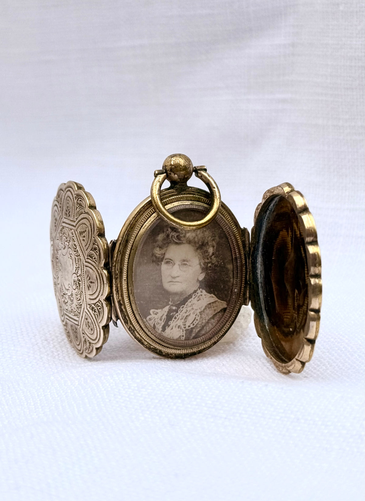 .1860s .1880s antique .375 .9ct gold Aesthetic Victorian era exquisite scallop form double sided front and back gold memento locket