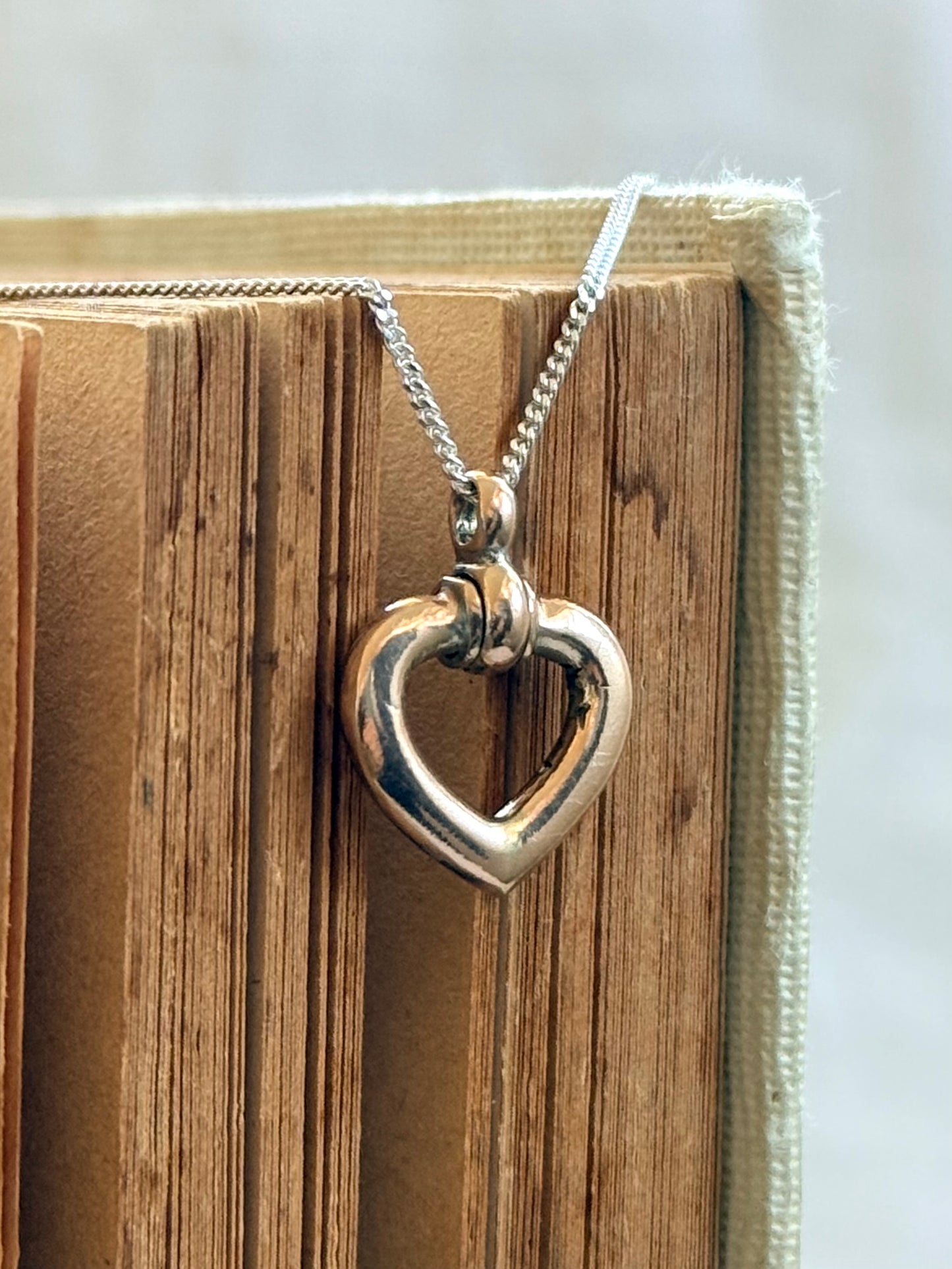 .1900s .375 .9ct solid gold heart pendant on sterling silver chain necklace