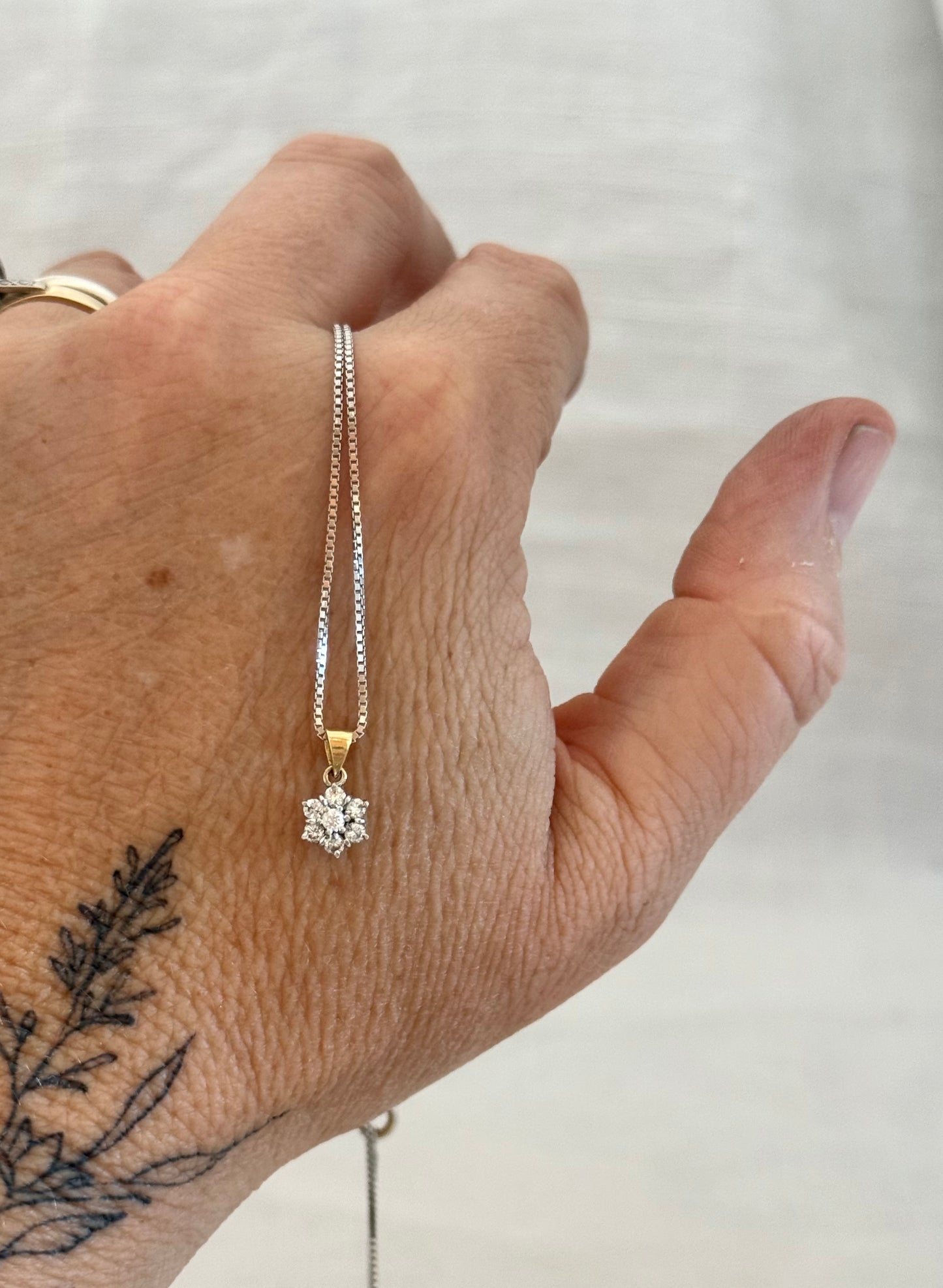 .1970s .375 gold 7 diamond star flower luxury gold pendant on modernist white gold box chain necklace