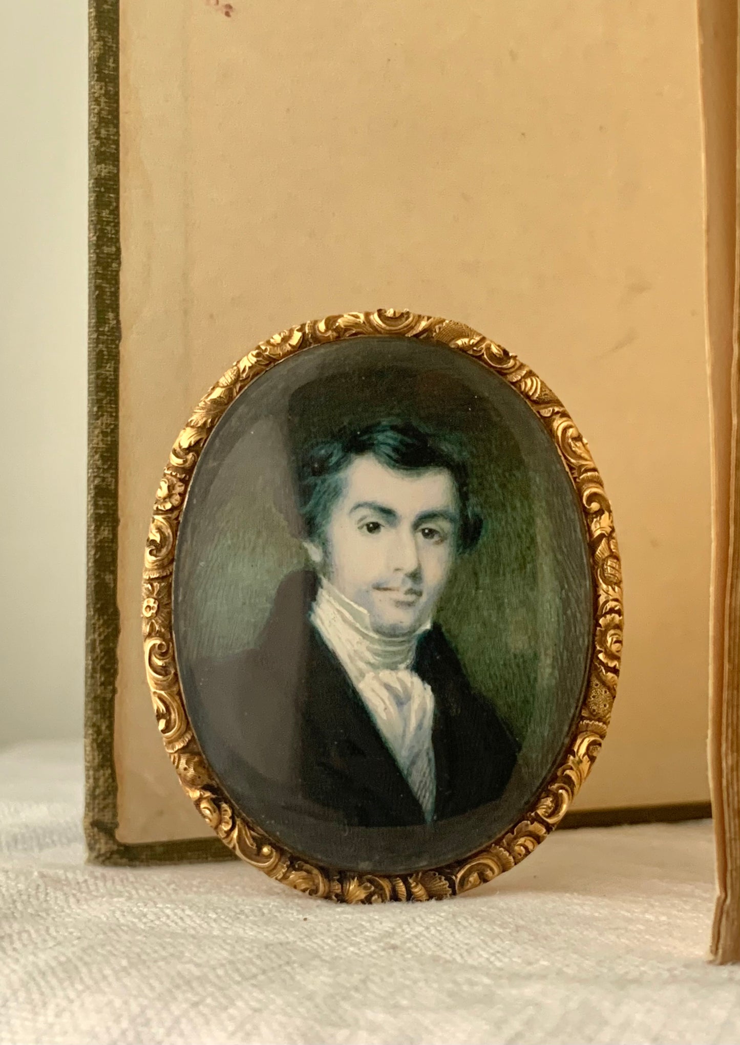 .1835 .18ct gold Georgian 17 June 1835 solid gold exceptional Georgian miniature English Gentleman hand painted Portrait Mourning wall art brooch and Pendant