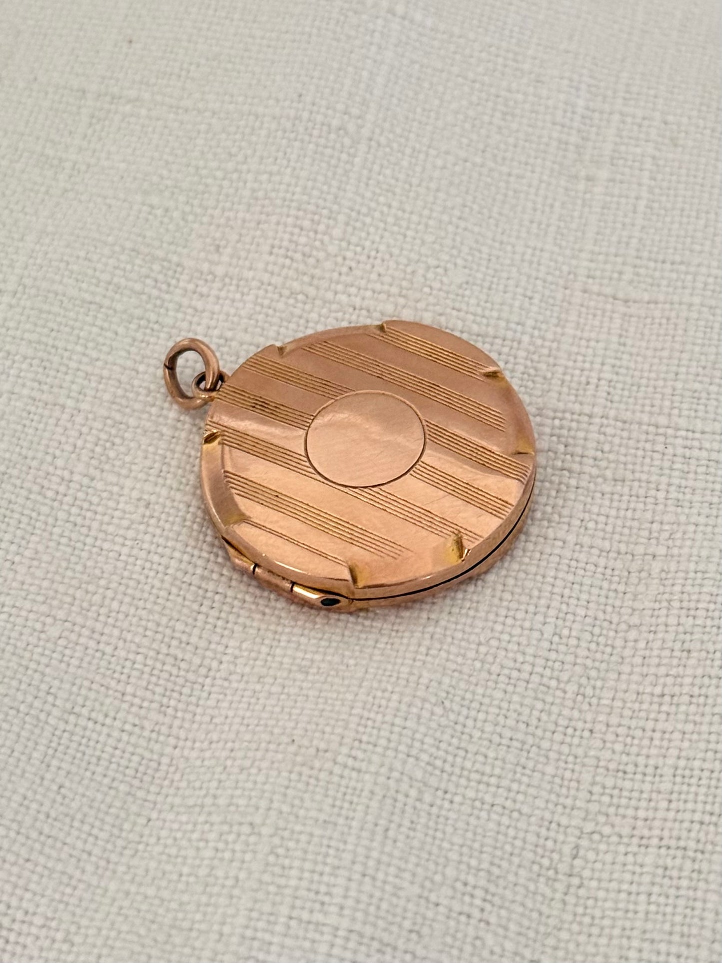 .1915 .375 .9ct antique rose gold Edwardian round pin stripe memory keepsake rose gold photo locket