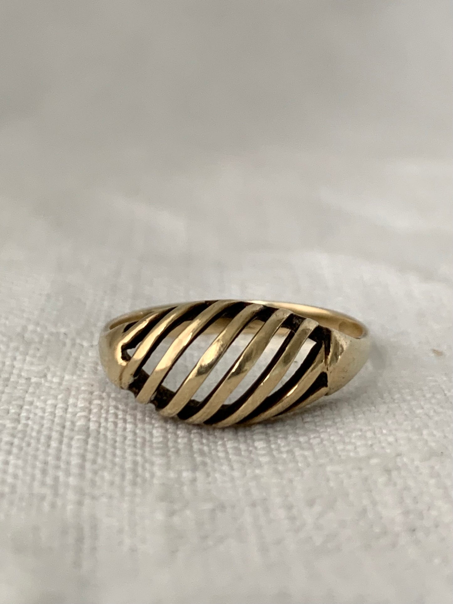 1980s 9ct gold Architectural dome arch retro vintage yellow gold ring