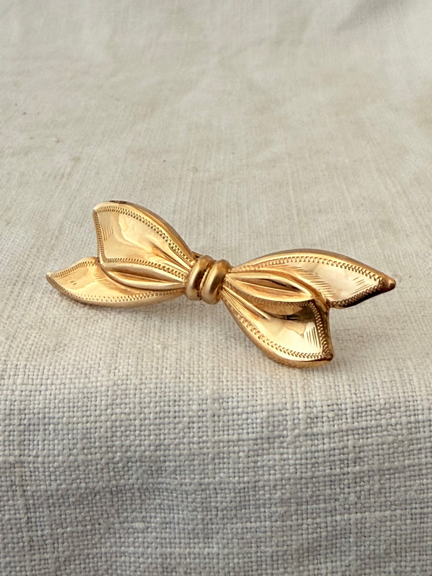 .1950s .375 .9ct beautiful bow brooch solid 9ct gold hallmarked circa 1950 South African Ribbon bow brooch