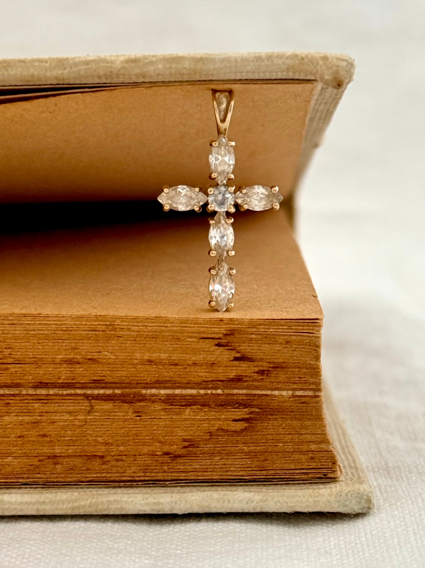.375. .9ct luxury Cross faith token clear gemstone pendant