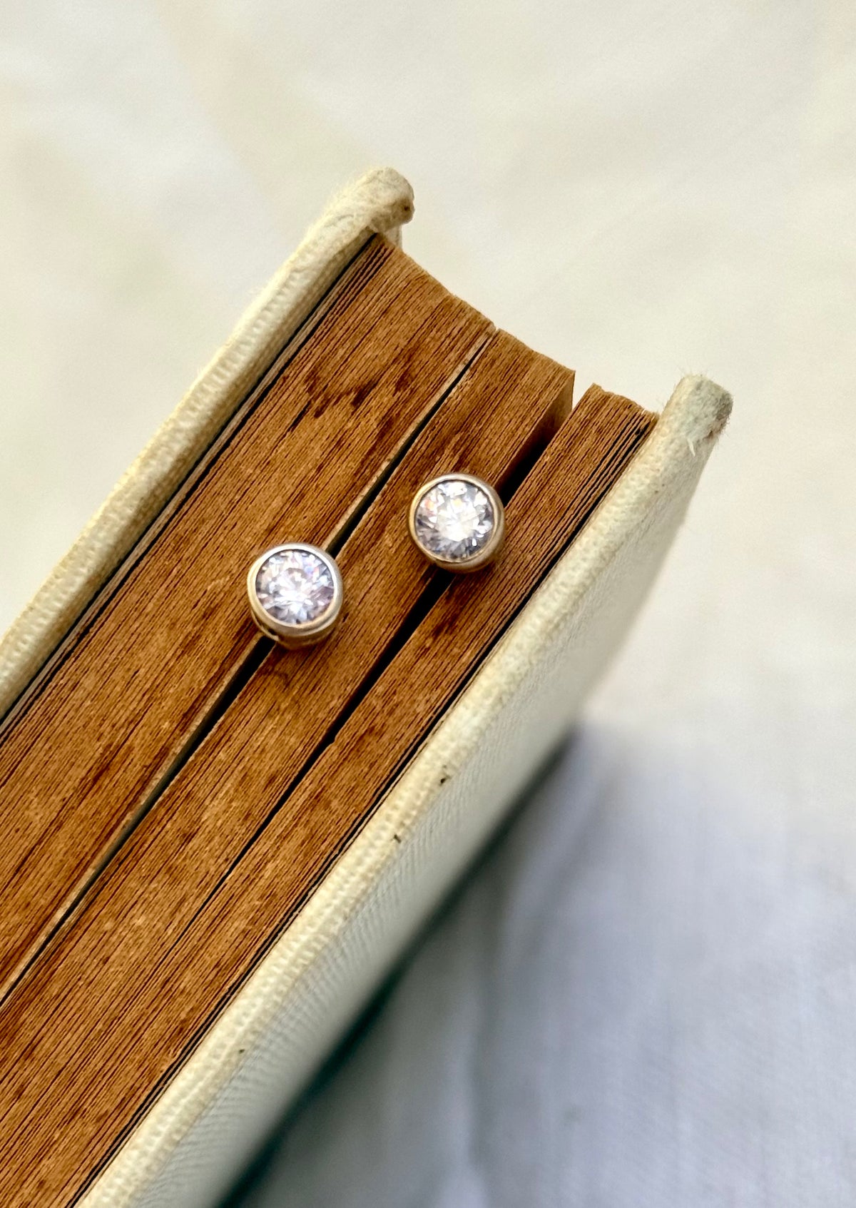 .925 modernist purple crystal gemstone classic round post stud sterling silver earrings