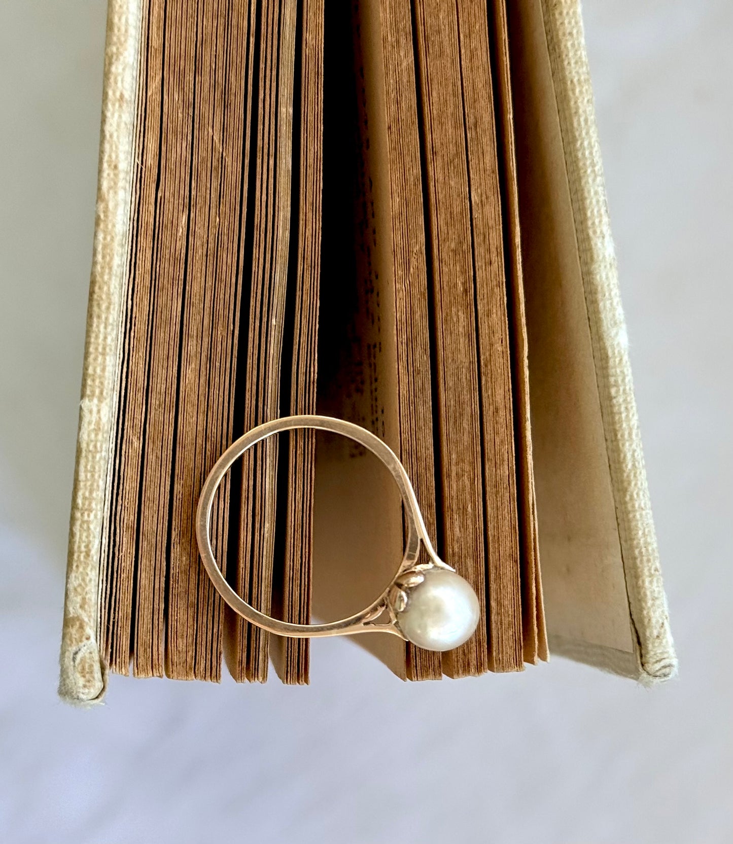 1960s .1970s .375 .9ct solitaire pearl romantic heart setting pearlescent champagne pearl yellow gold luxury cocktail dress ring