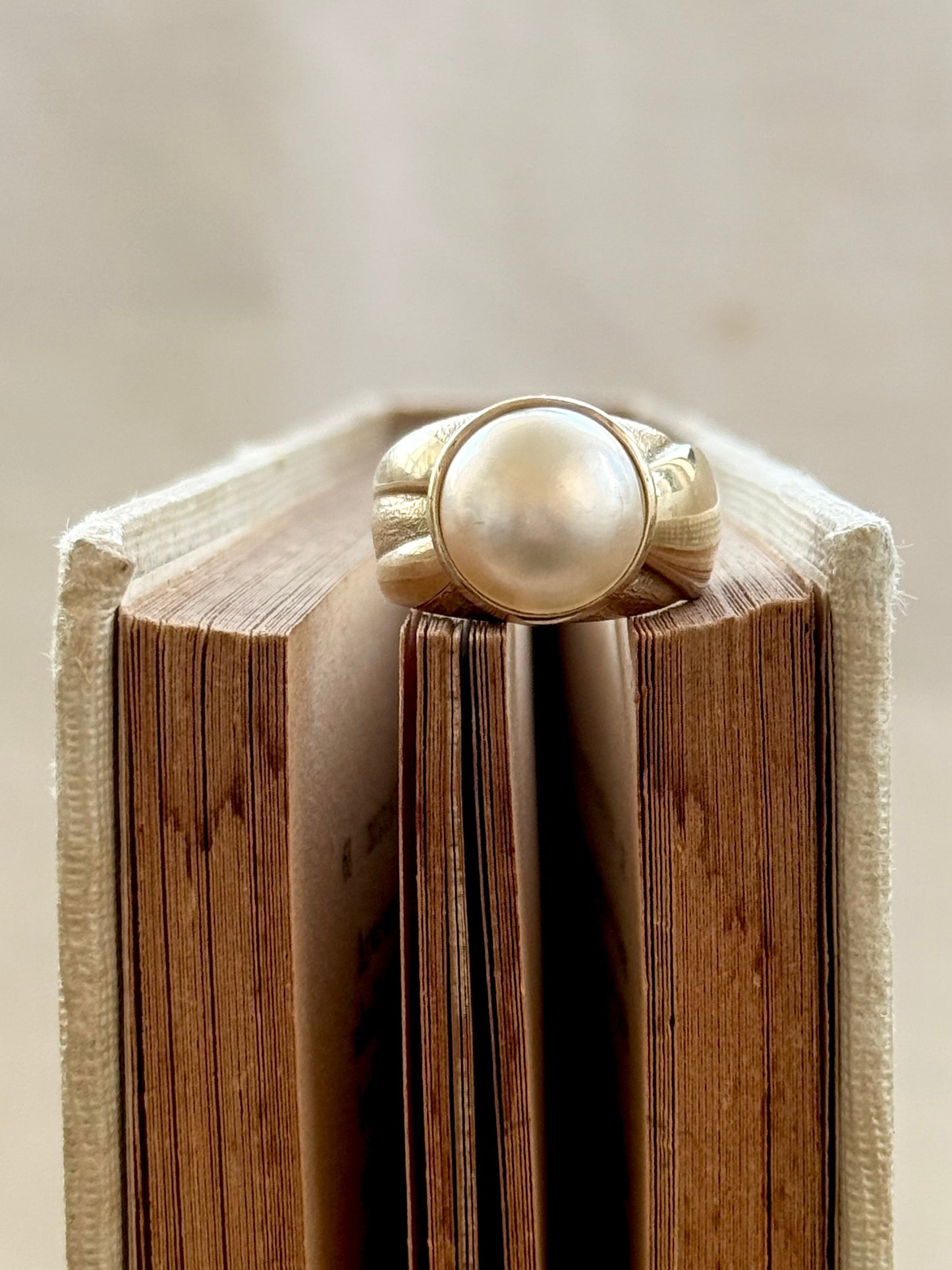 .1980s .375 .9ct gold luminous luxurious and classic Mabe pearl gold architectural dress ring