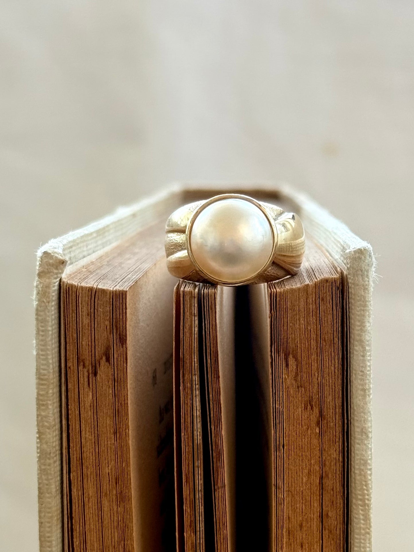 .1980s .375 .9ct gold luminous luxurious and classic Mabe pearl gold architectural dress ring