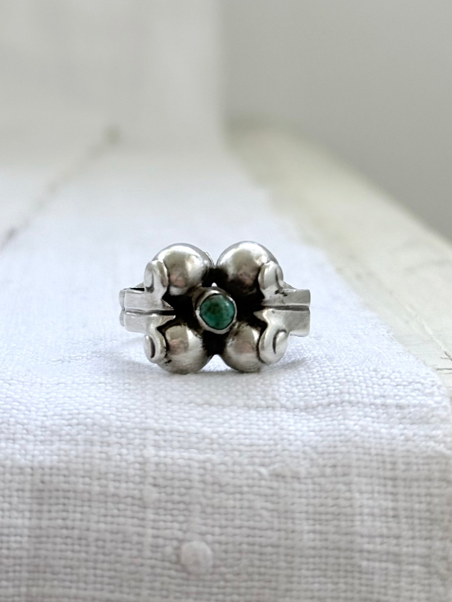 .1940s .925 old Mexico artisan hand forged, hand made architectural collectable silver Turquoise silver repousse ball ring
