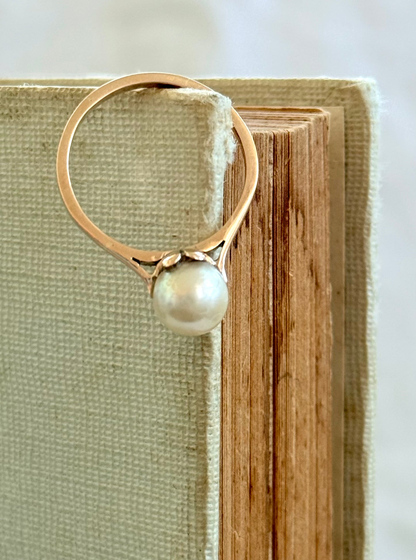 1960s .1970s .375 .9ct solitaire pearl romantic heart setting pearlescent champagne pearl yellow gold luxury cocktail dress ring