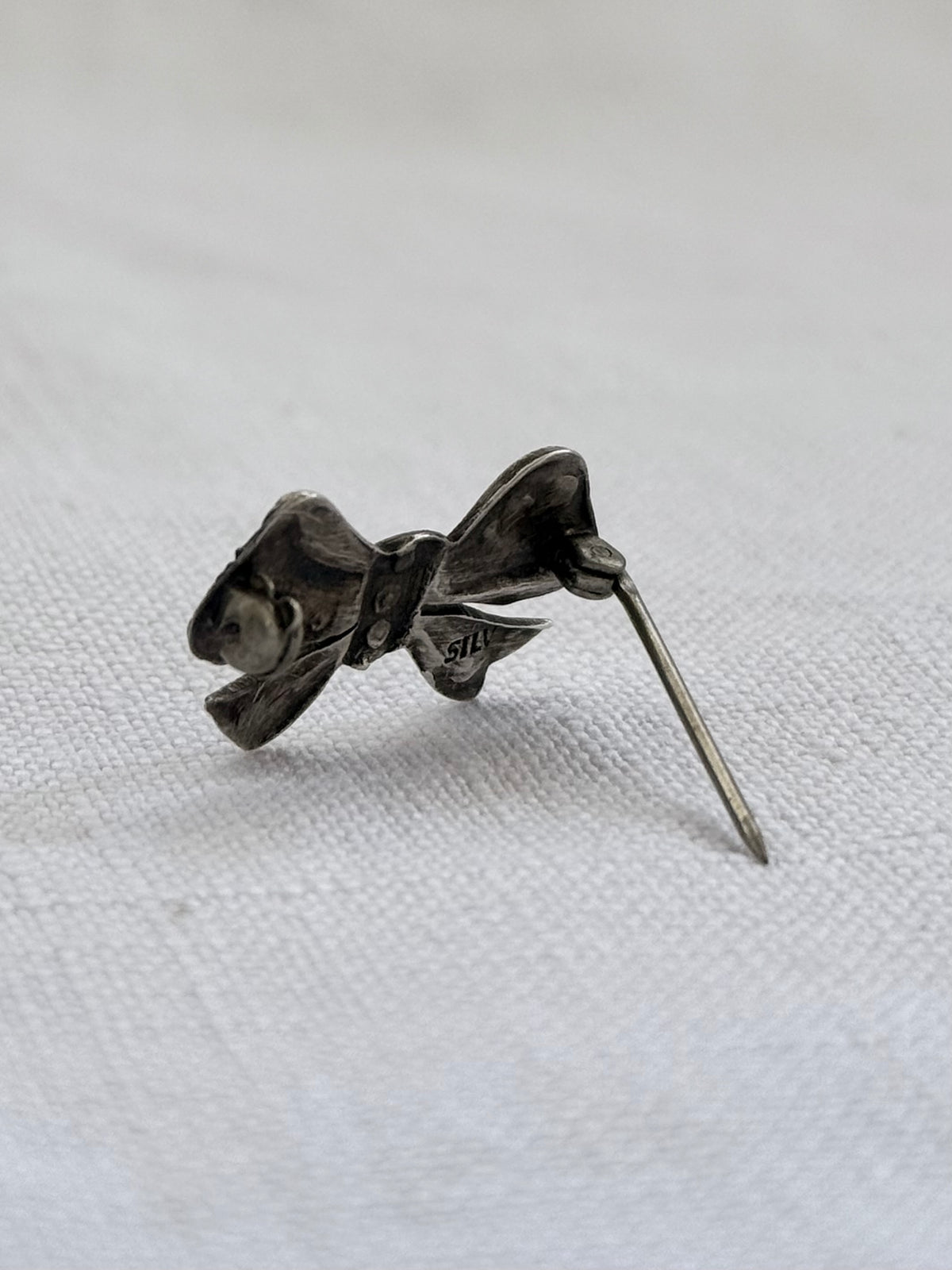 .1930s .1940s Art Deco revival Bow Ribbon silver Marcasite gemstone micro sweetheart brooch lapel pin