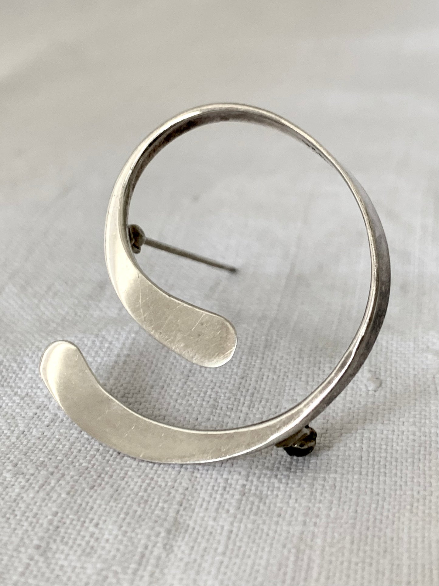 .925 1960s 1970s Mexican Taxco artisan designer sterling silver figural swirl modern form silver minimalist accent brooch