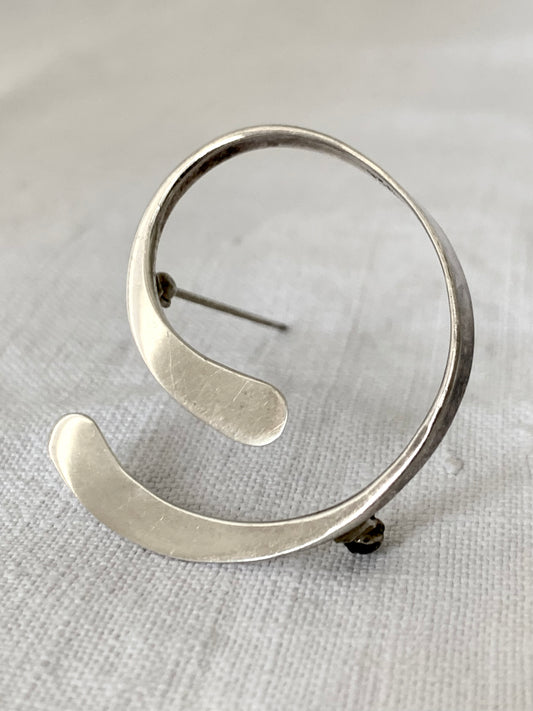 .925 1960s 1970s Mexican Taxco artisan designer sterling silver figural swirl modern form silver minimalist accent brooch