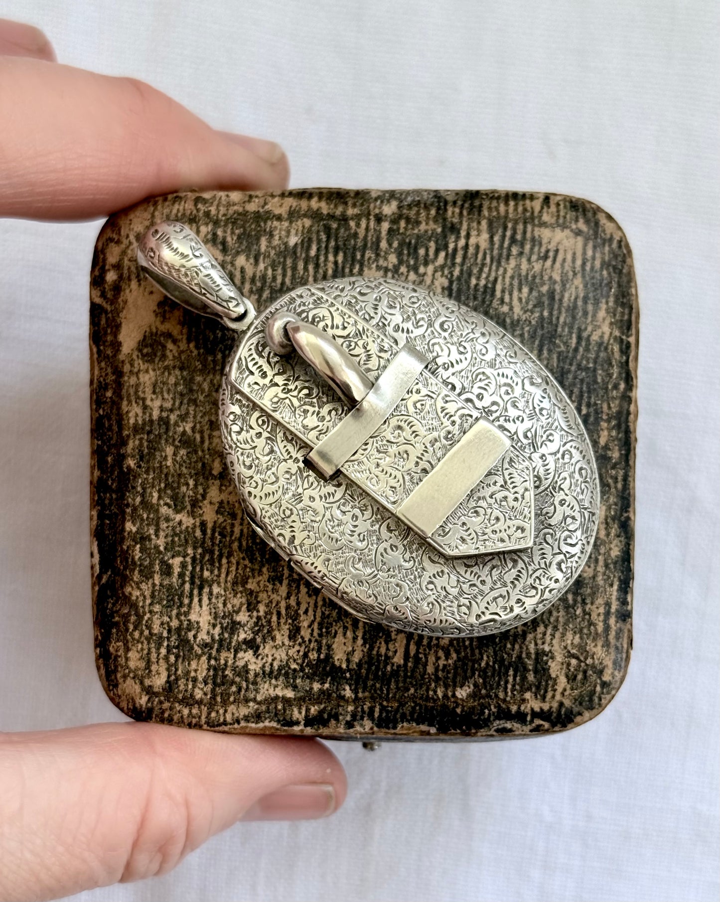 .1880s .925 antique Victorian sweetheart oversized sterling silver buckle locket