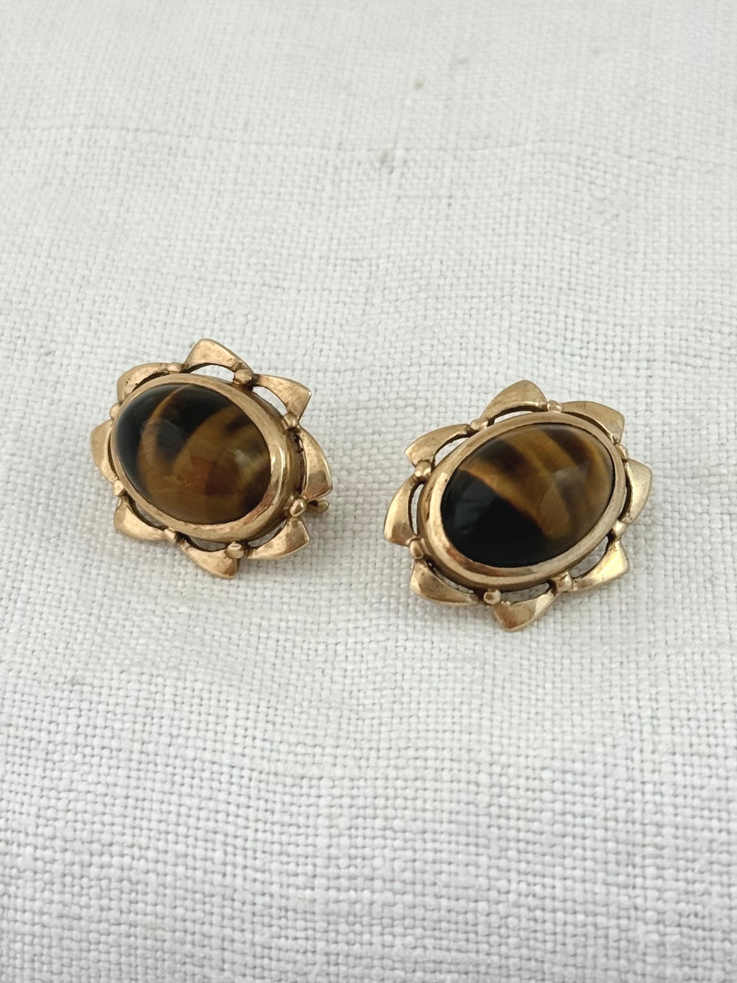 .1940s .1950s .375 .9ct gold Tigers Eye and modernist gold form drop dangle luxurious mid century modern earrings