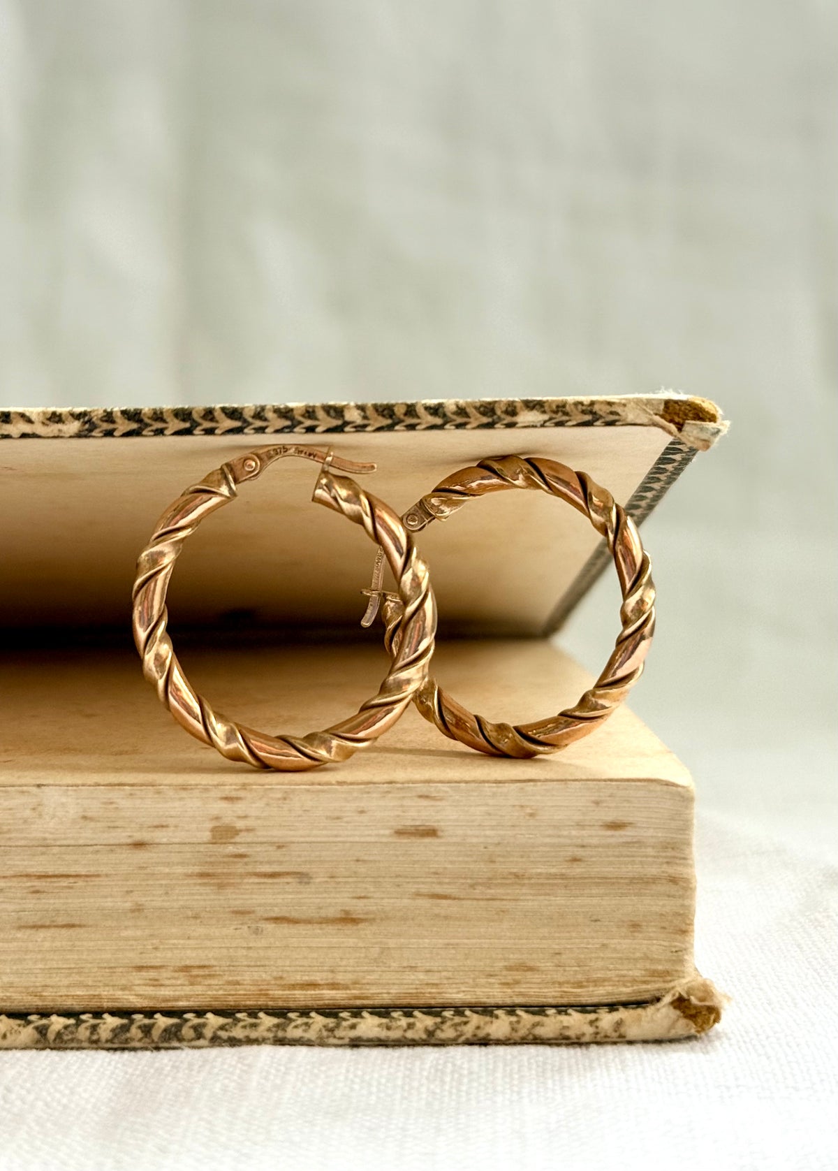 .26mm diameter .375 .9ct rose gold and yellow gold twist twirl fancy two tone 9ct gold medium sized hoop huggy gold earrings