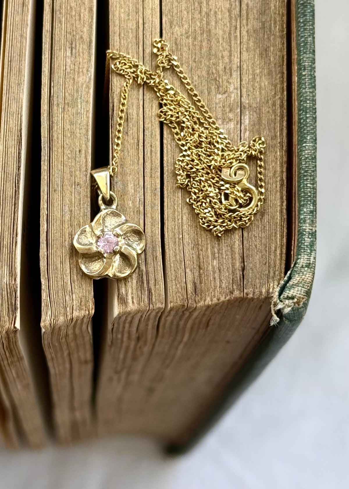 .1970s .375 .9ct gold blossom flower luxury pink stone floral gold pendant on modernist yellow gold chain necklace