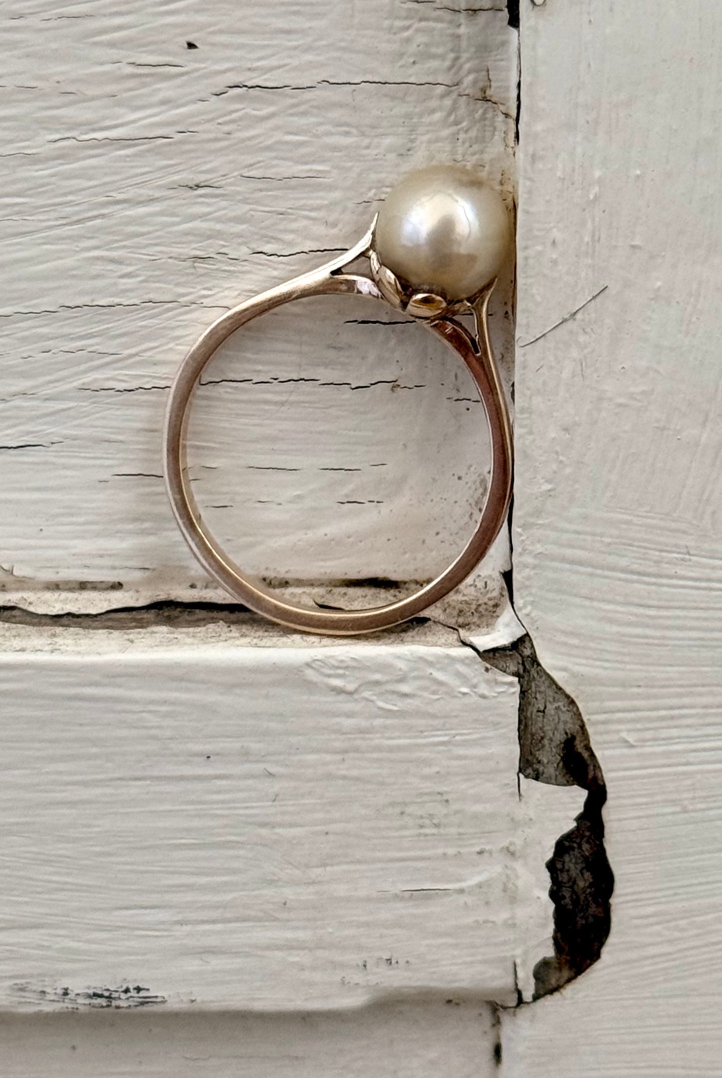 1960s .1970s .375 .9ct solitaire pearl romantic heart setting pearlescent champagne pearl yellow gold luxury cocktail dress ring
