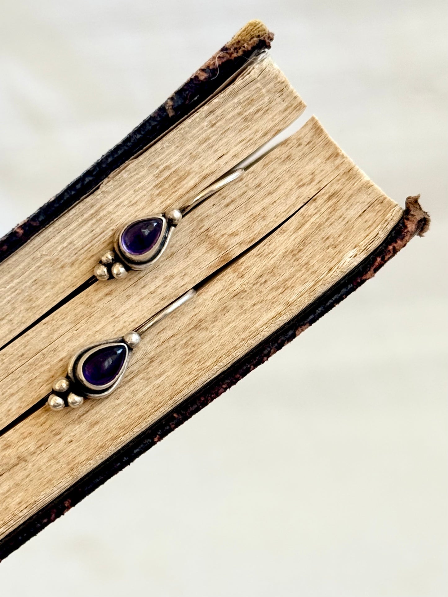 .1990s .925 artisan made purple Amethyst gemstone boho style silver hand crafted teardrop gemstone drop dangle earrings