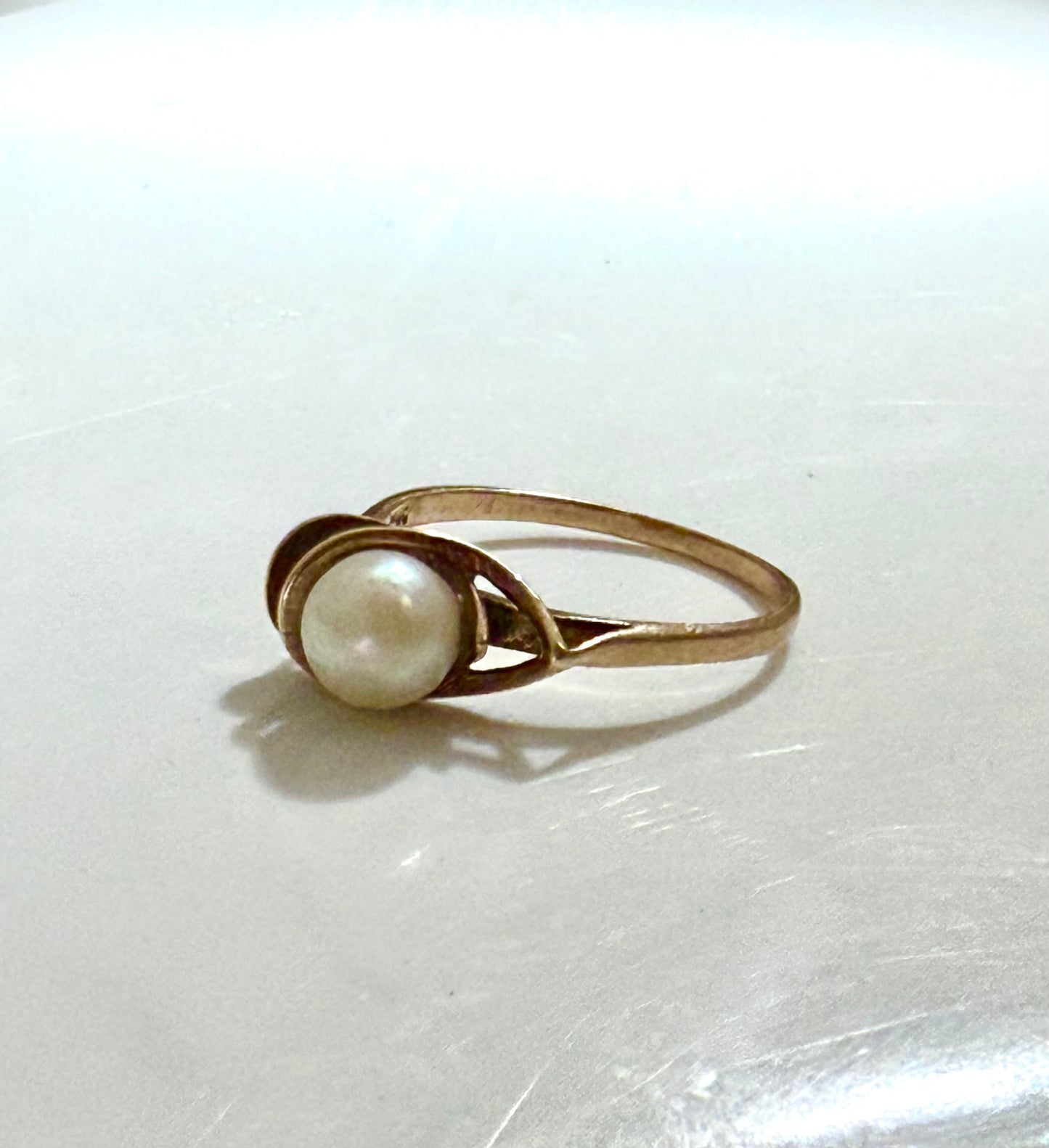 .1970s .375 .9ct Akoya white pearl Architectural free form yellow gold pearl cocktail ring dress ring