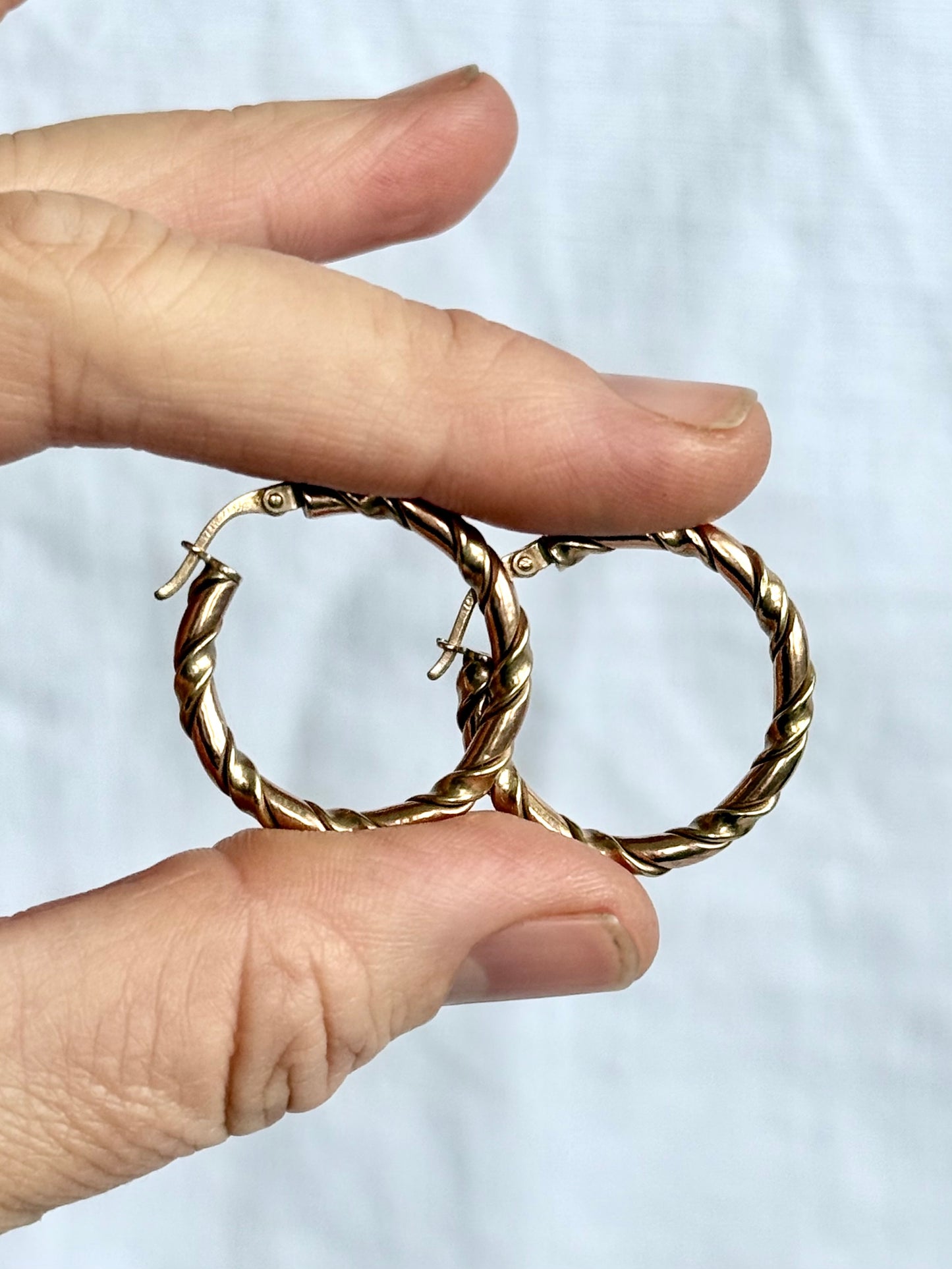 .26mm diameter .375 .9ct rose gold and yellow gold twist twirl fancy two tone 9ct gold medium sized hoop huggy gold earrings