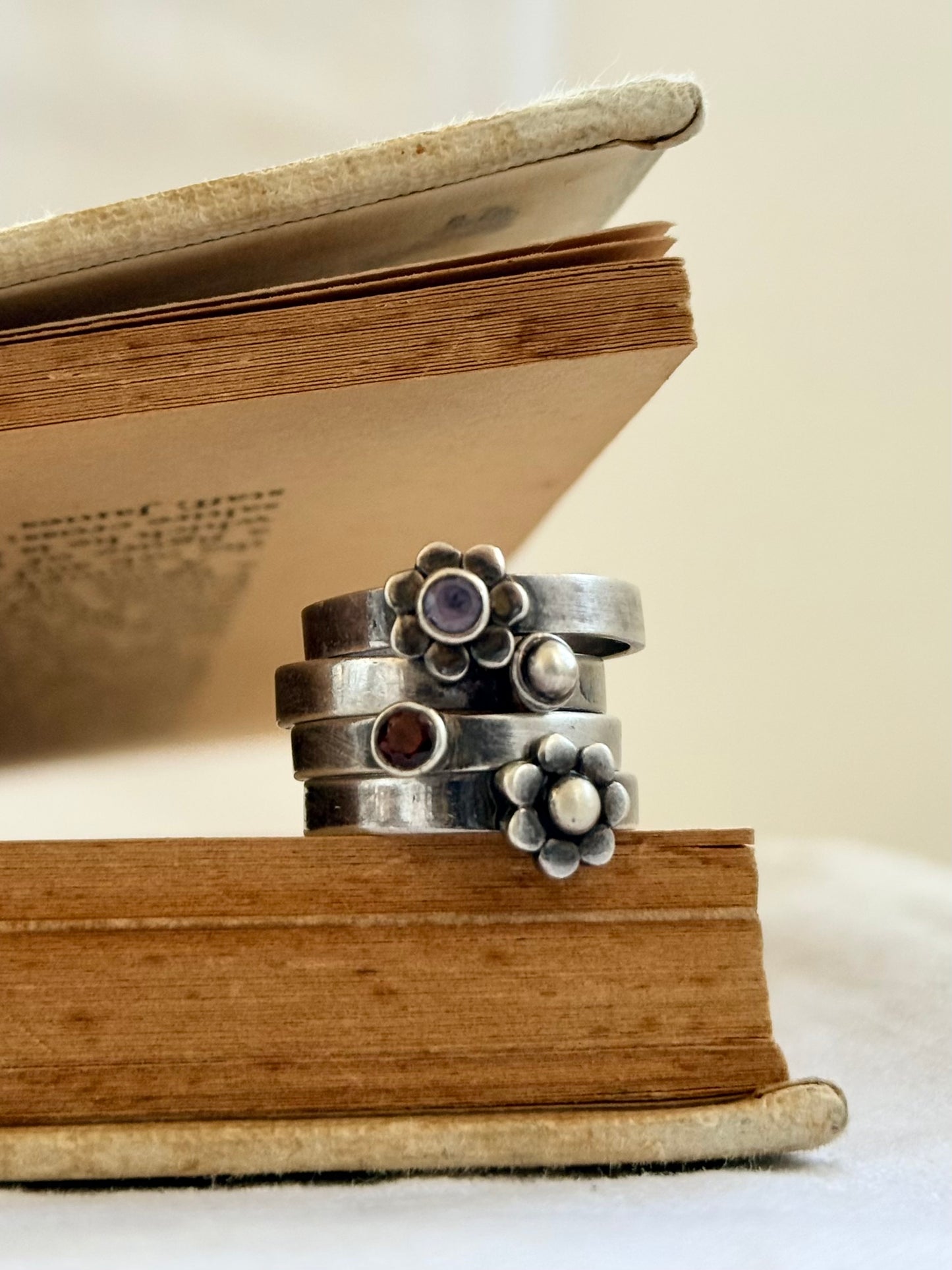 .4 ring .925 silver artisan made fancy daisy flower and seedpod silver and gemstone multiple band ring