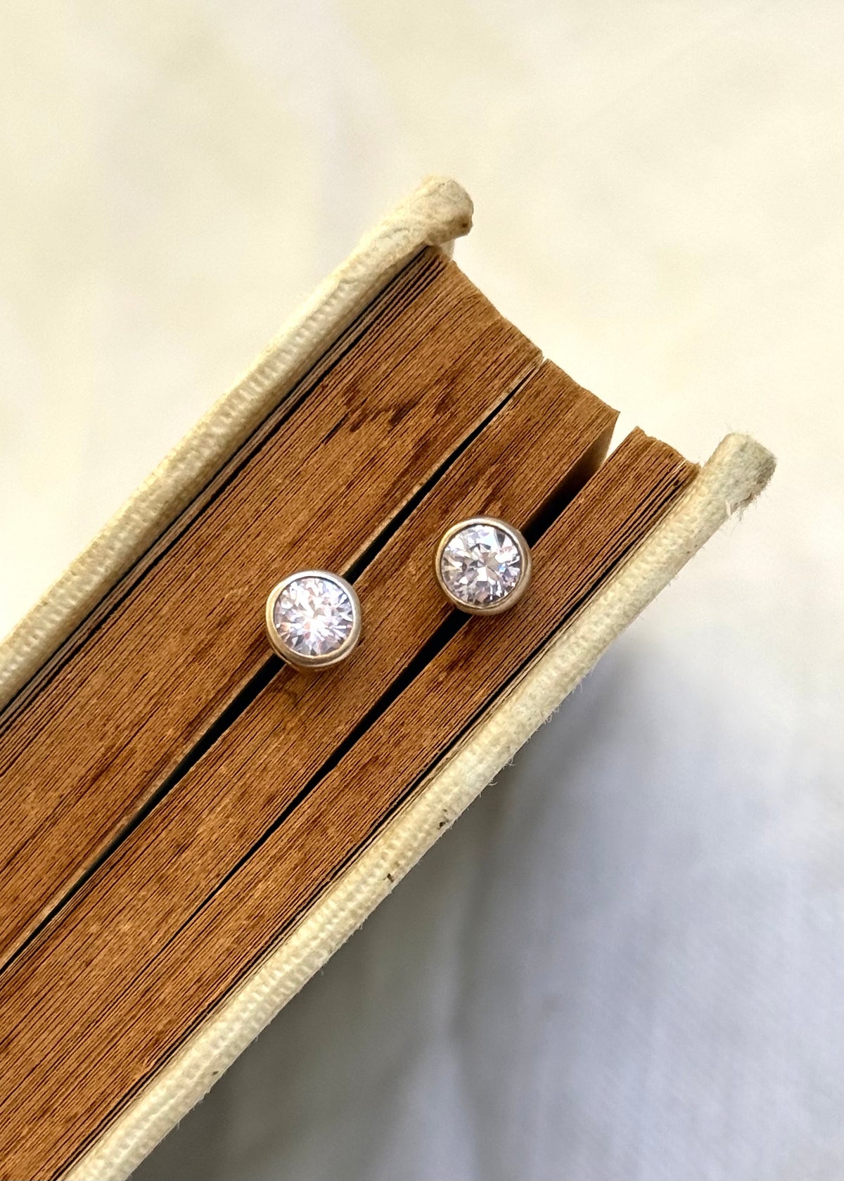 .925 modernist purple crystal gemstone classic round post stud sterling silver earrings