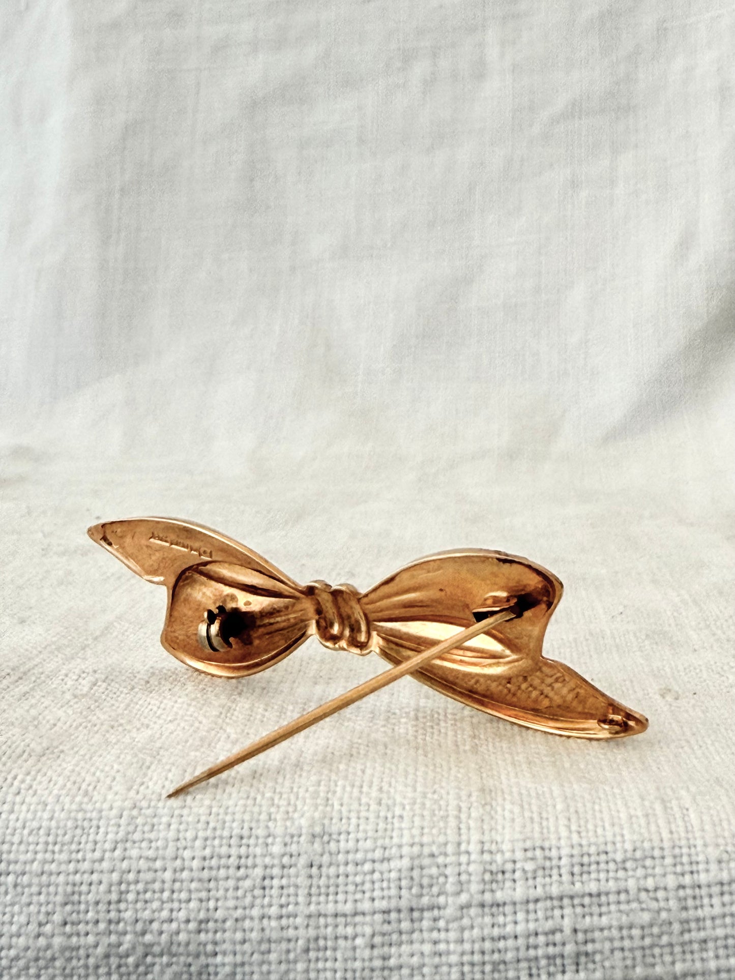.1950s .375 .9ct beautiful bow brooch solid 9ct gold hallmarked circa 1950 South African Ribbon bow brooch