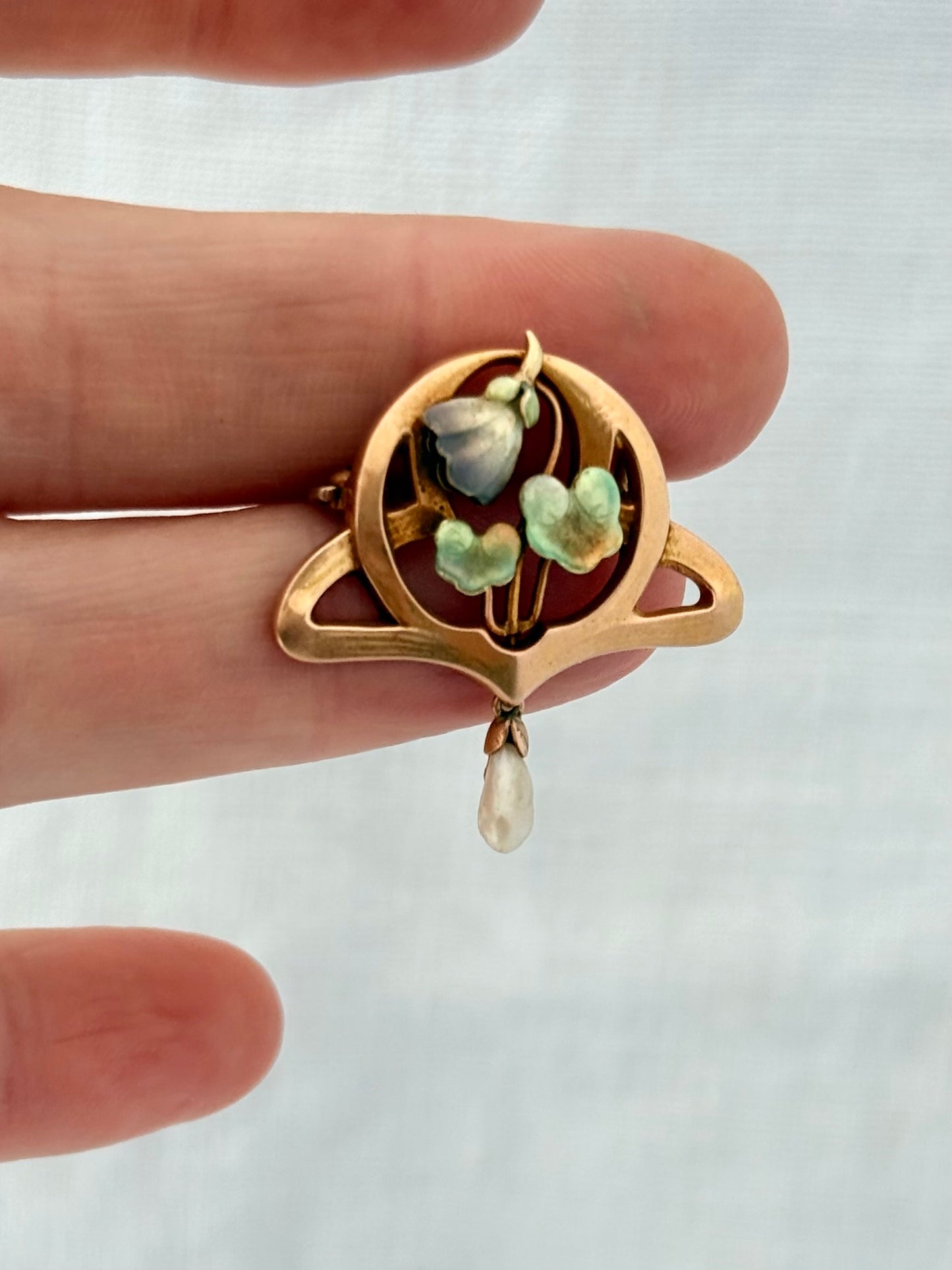 .15ct .1890s .1900s .625 gold Art Nouveau fine art fine gold enamel and pearl water lily lily pad brooch pin