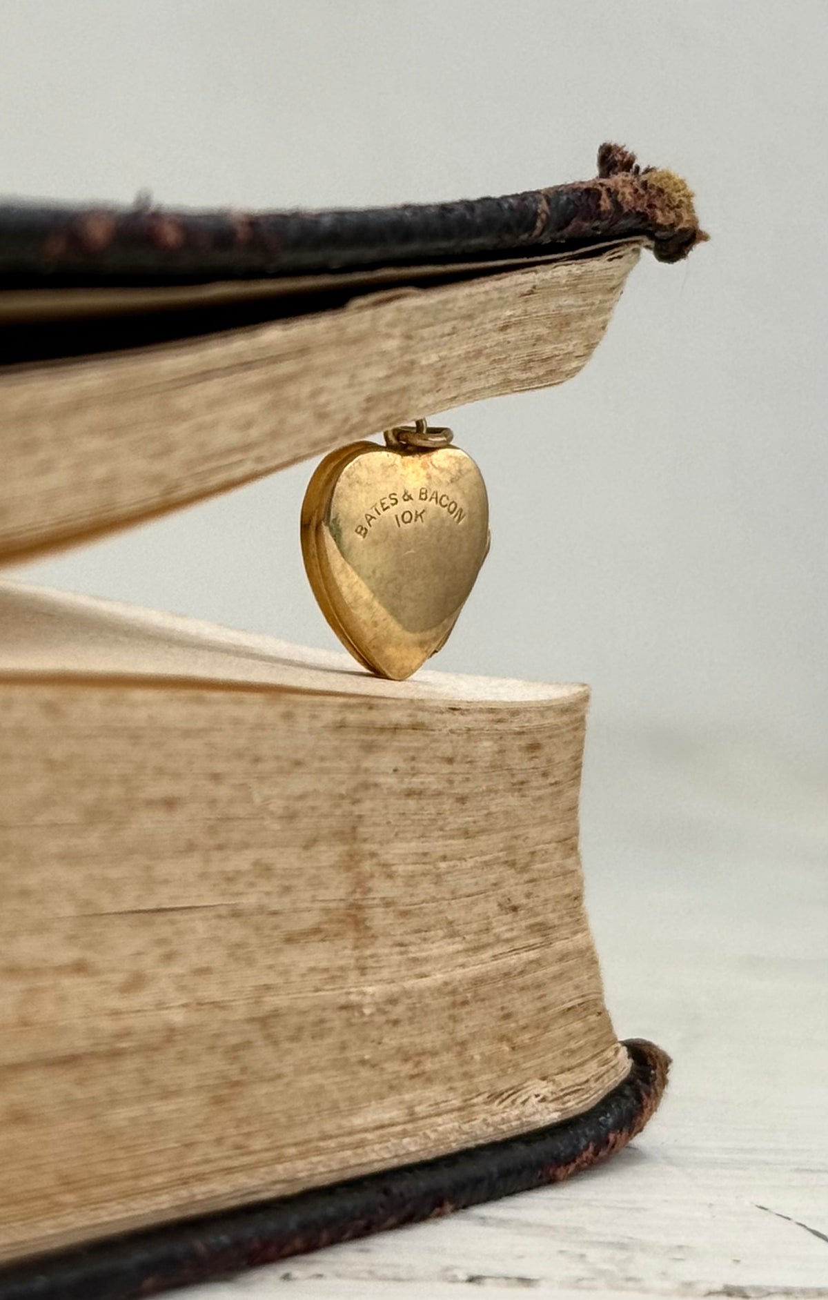 .10ct .1950s miniature gold romantic heart locket pendant