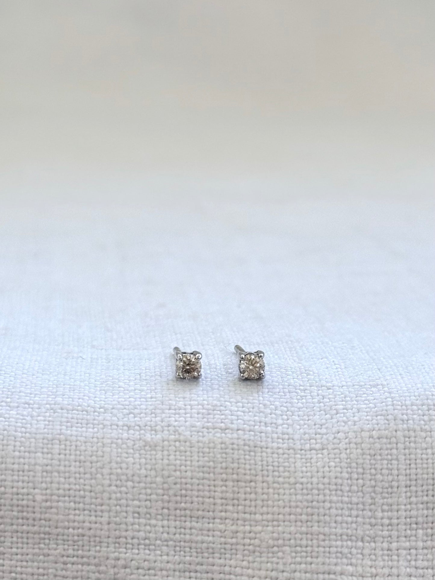 .0.2ct .375 .9ct white gold diamond solitaire classic luxury post stud earrings