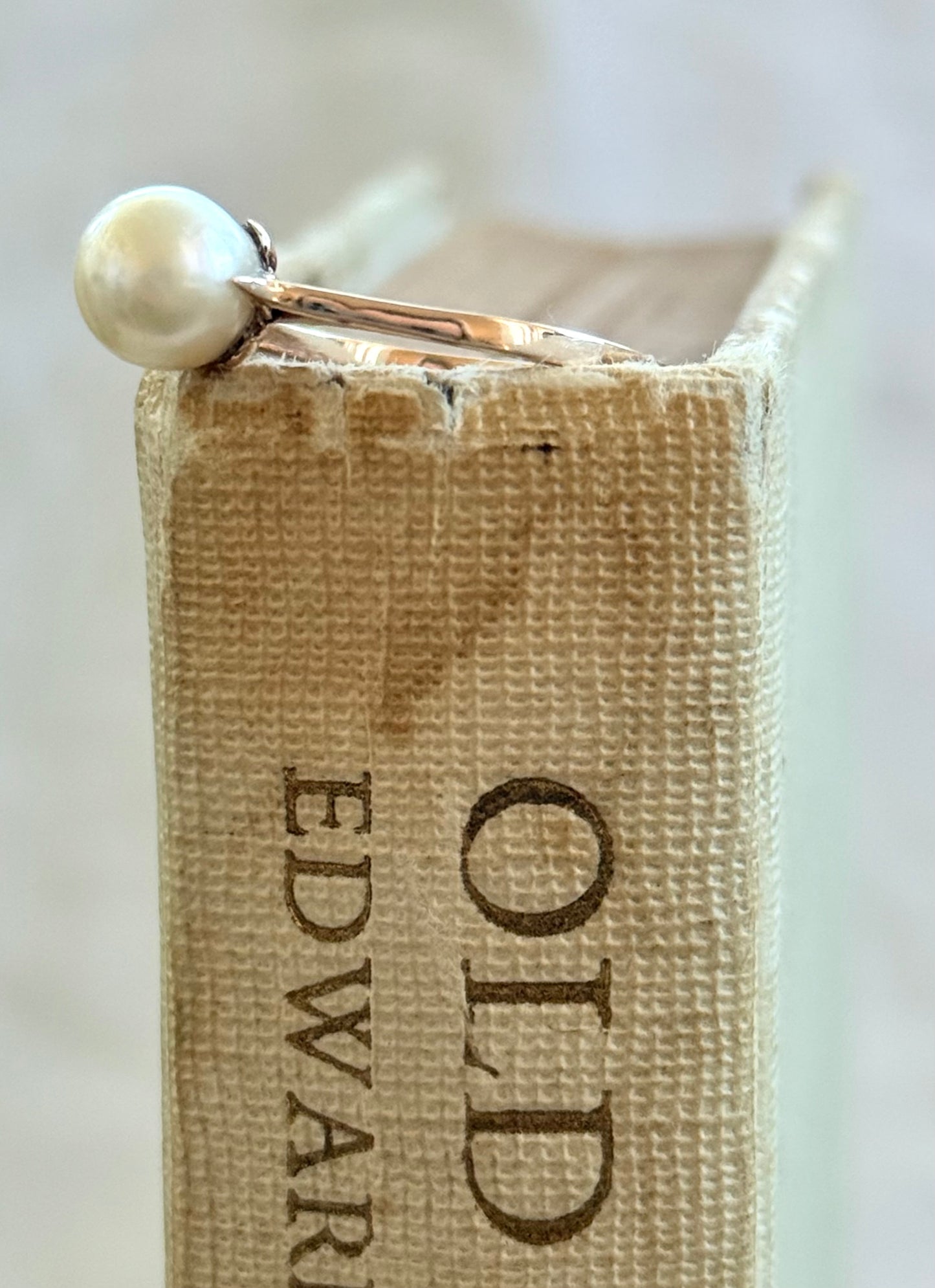 1960s .1970s .375 .9ct solitaire pearl romantic heart setting pearlescent champagne pearl yellow gold luxury cocktail dress ring