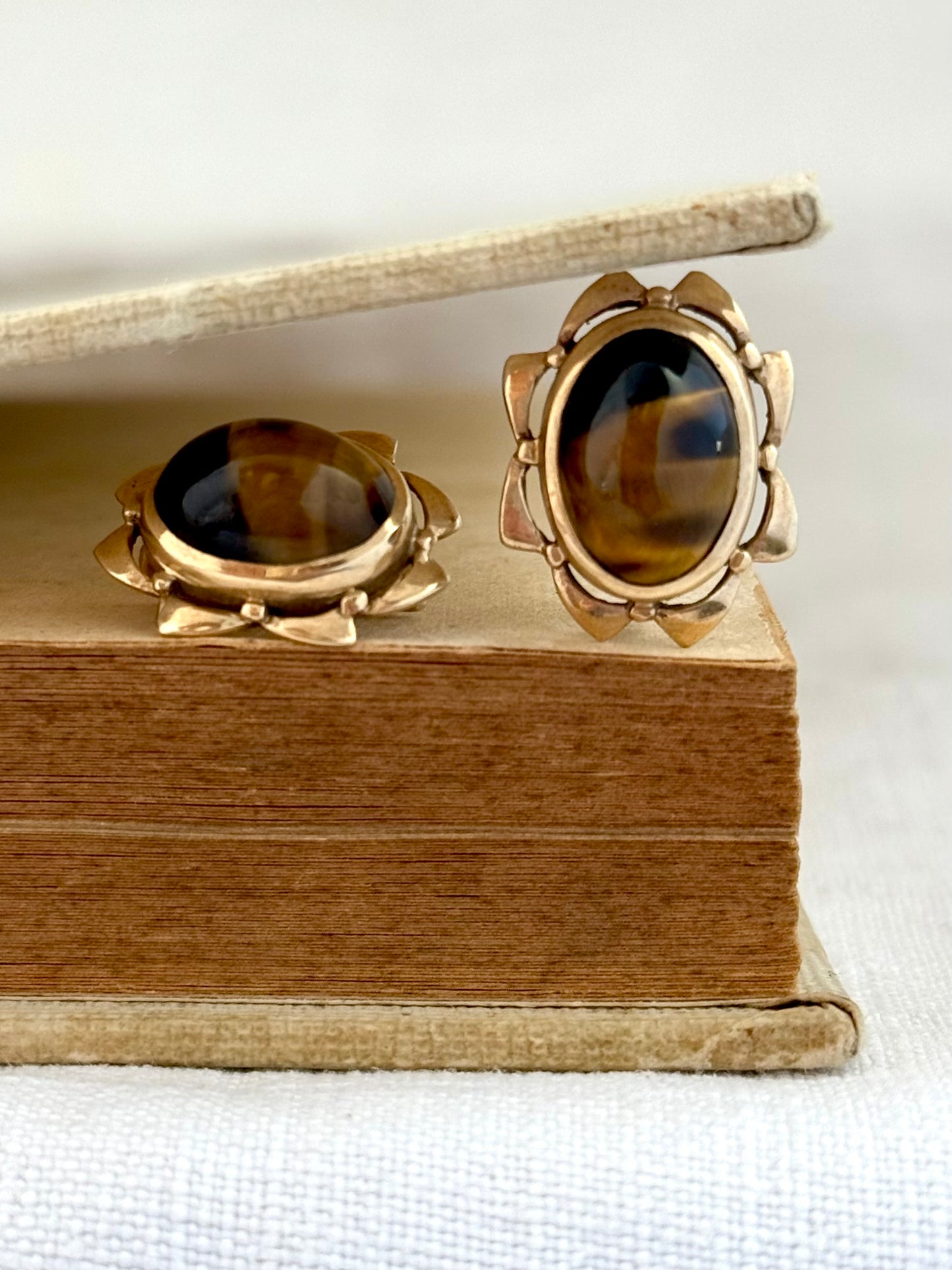 .1940s .1950s .375 .9ct gold Tigers Eye and modernist gold form drop dangle luxurious mid century modern earrings