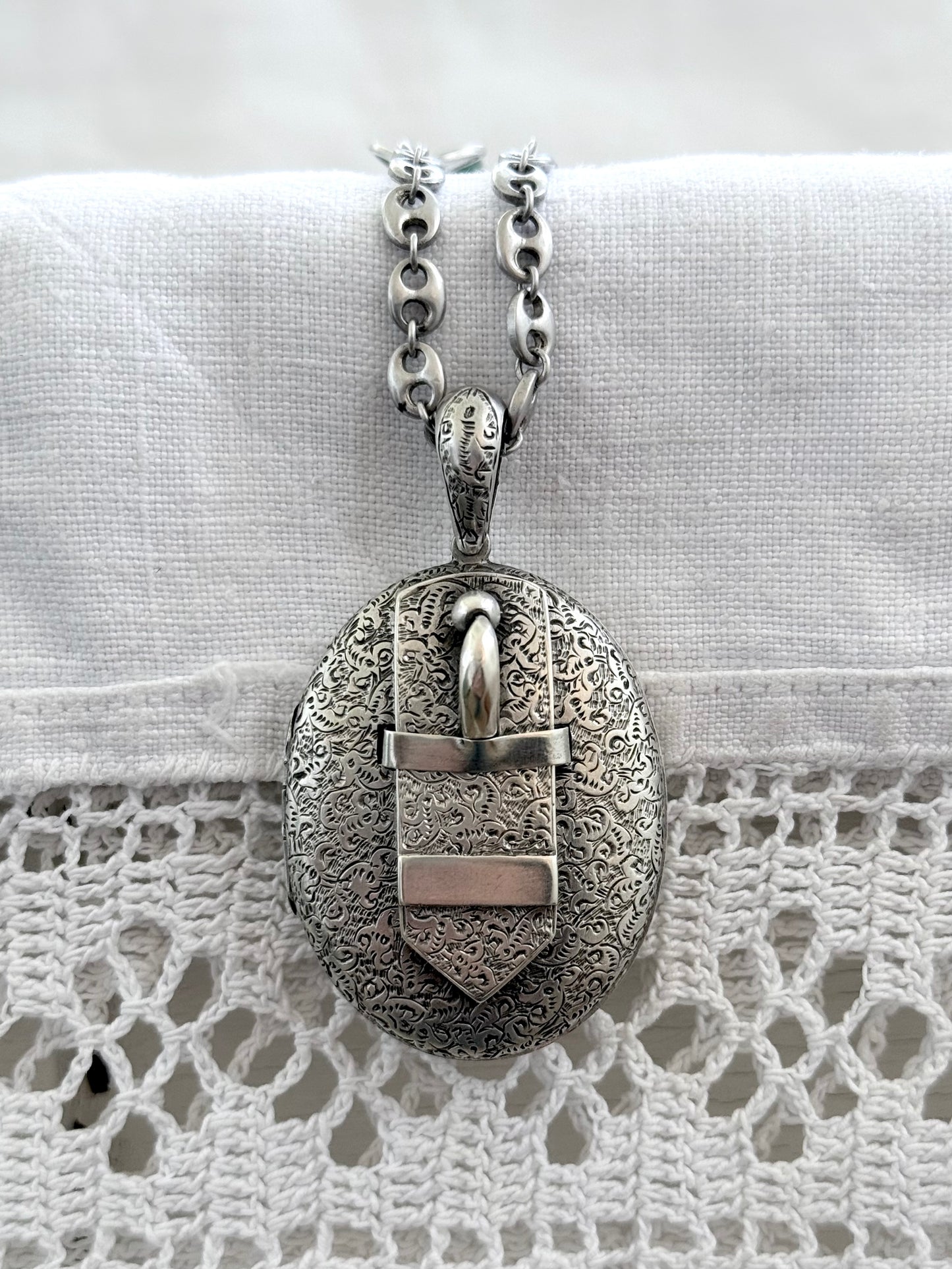 .1880s .925 antique Victorian sweetheart oversized sterling silver buckle locket