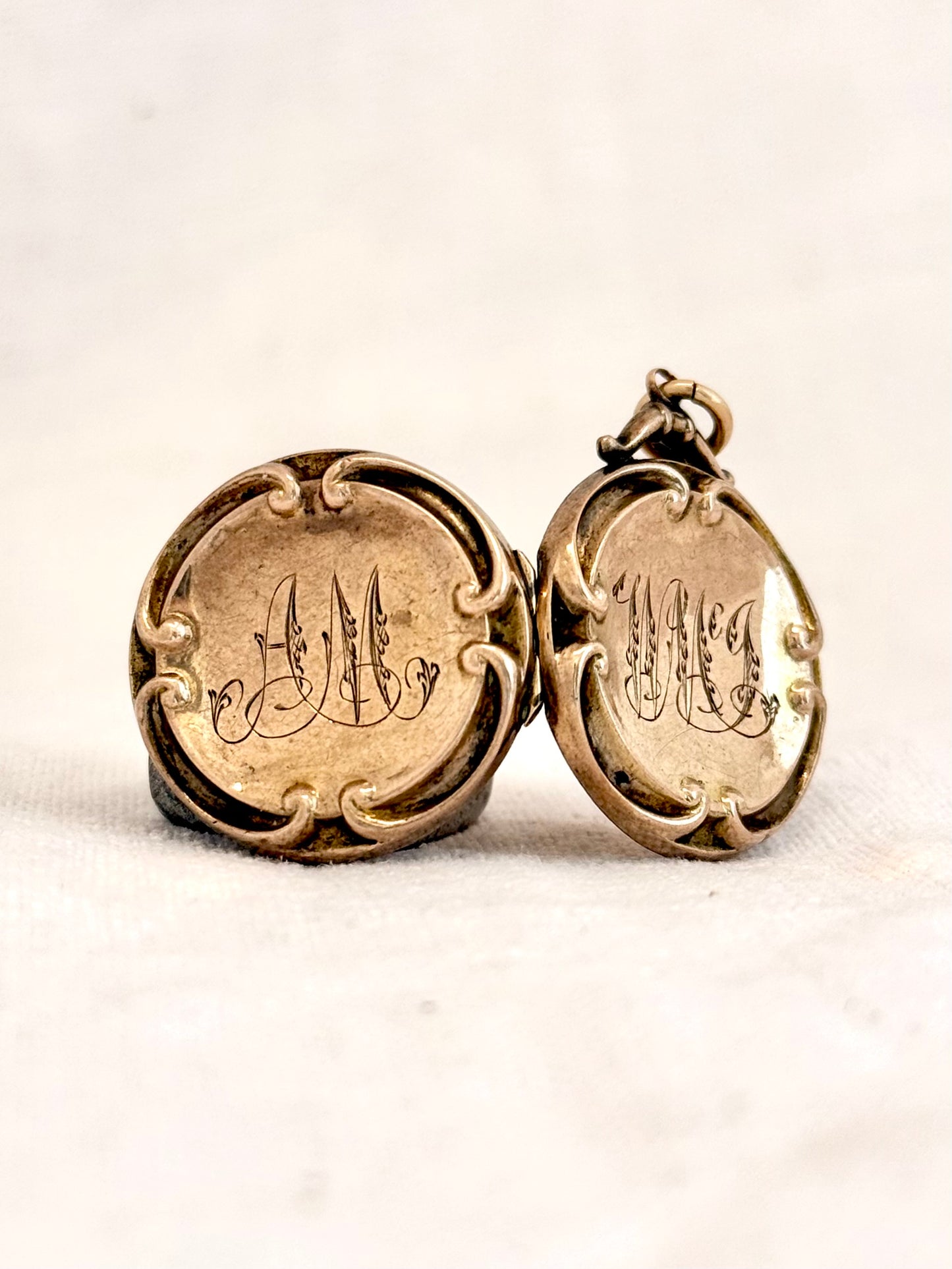 .1900s .375 9ct antique gold Edwardian fancy frame engraved gold photo locket pendant