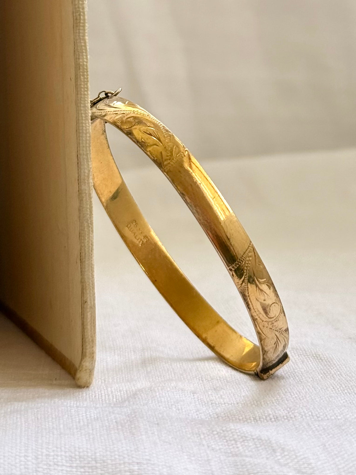 .1970s .1980s .375 .9ct gold classic luxury metal core leaf scroll engraved 9ct gold clasp bangle