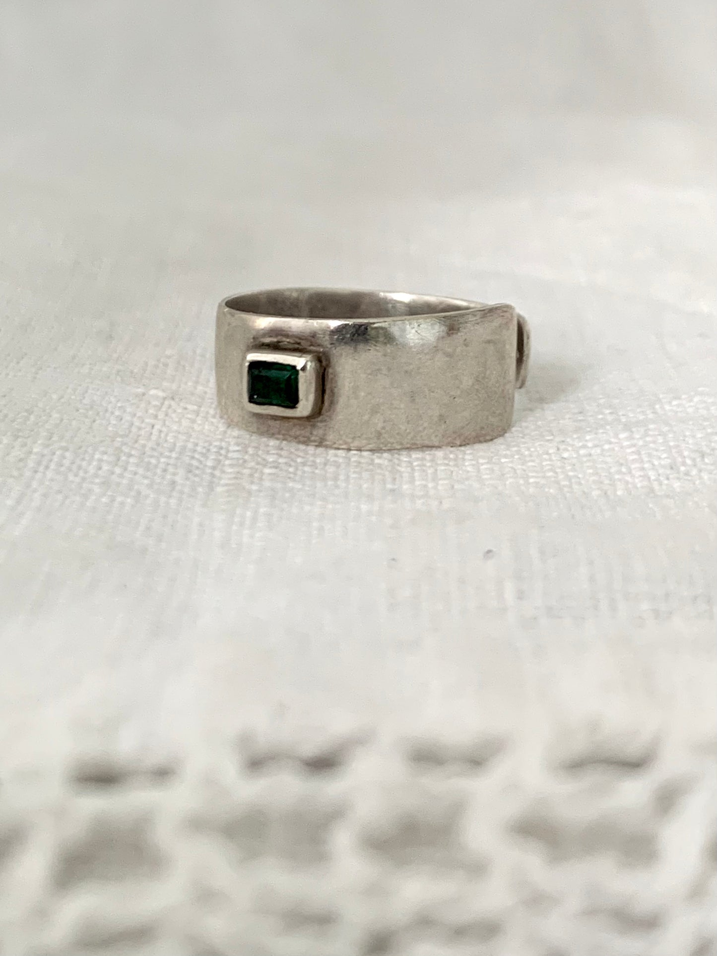 .925 1970s style Artisan made Emerald and silver hand made studio made sterling silver and Emerald green Emerald cut gemstone modernist cuff bangle and ring set