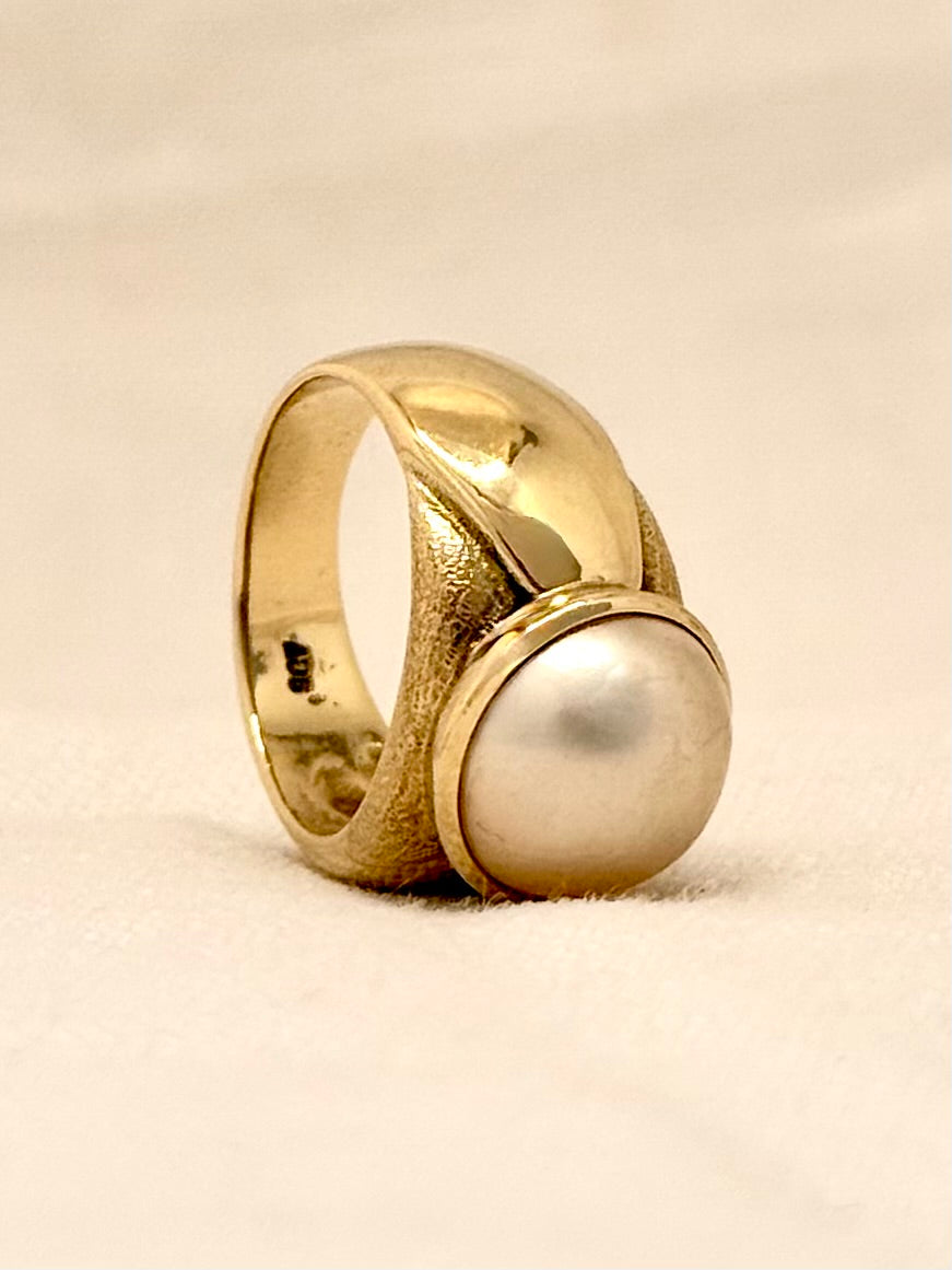 .1980s .375 .9ct gold luminous luxurious and classic Mabe pearl gold architectural dress ring