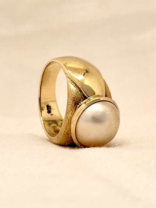 .1980s .375 .9ct gold luminous luxurious and classic Mabe pearl gold architectural dress ring