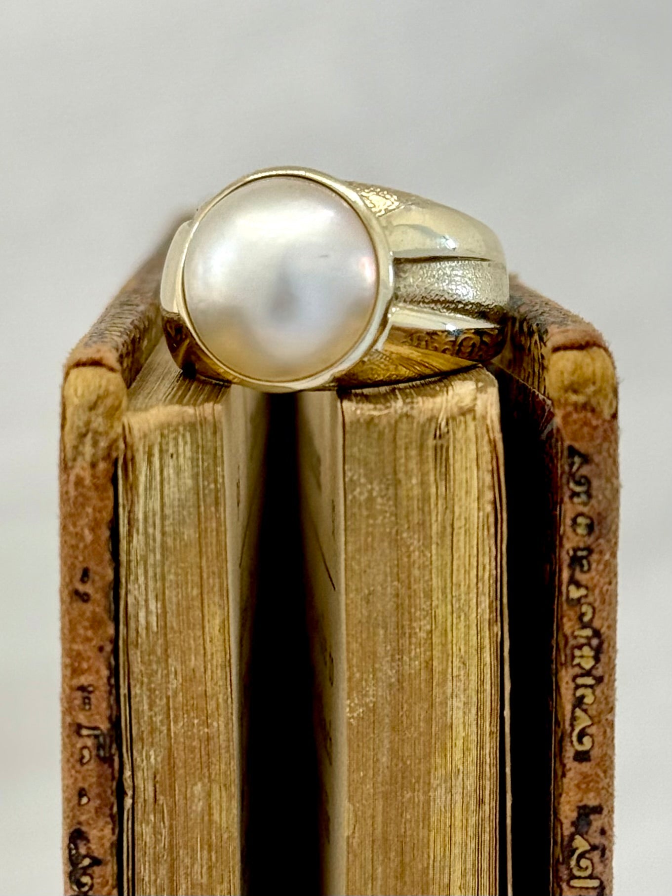 .1980s .375 .9ct gold luminous luxurious and classic Mabe pearl gold architectural dress ring
