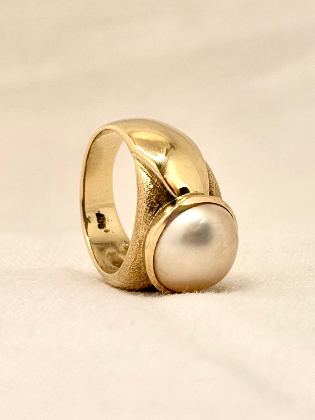 .1980s .375 .9ct gold luminous luxurious and classic Mabe pearl gold architectural dress ring